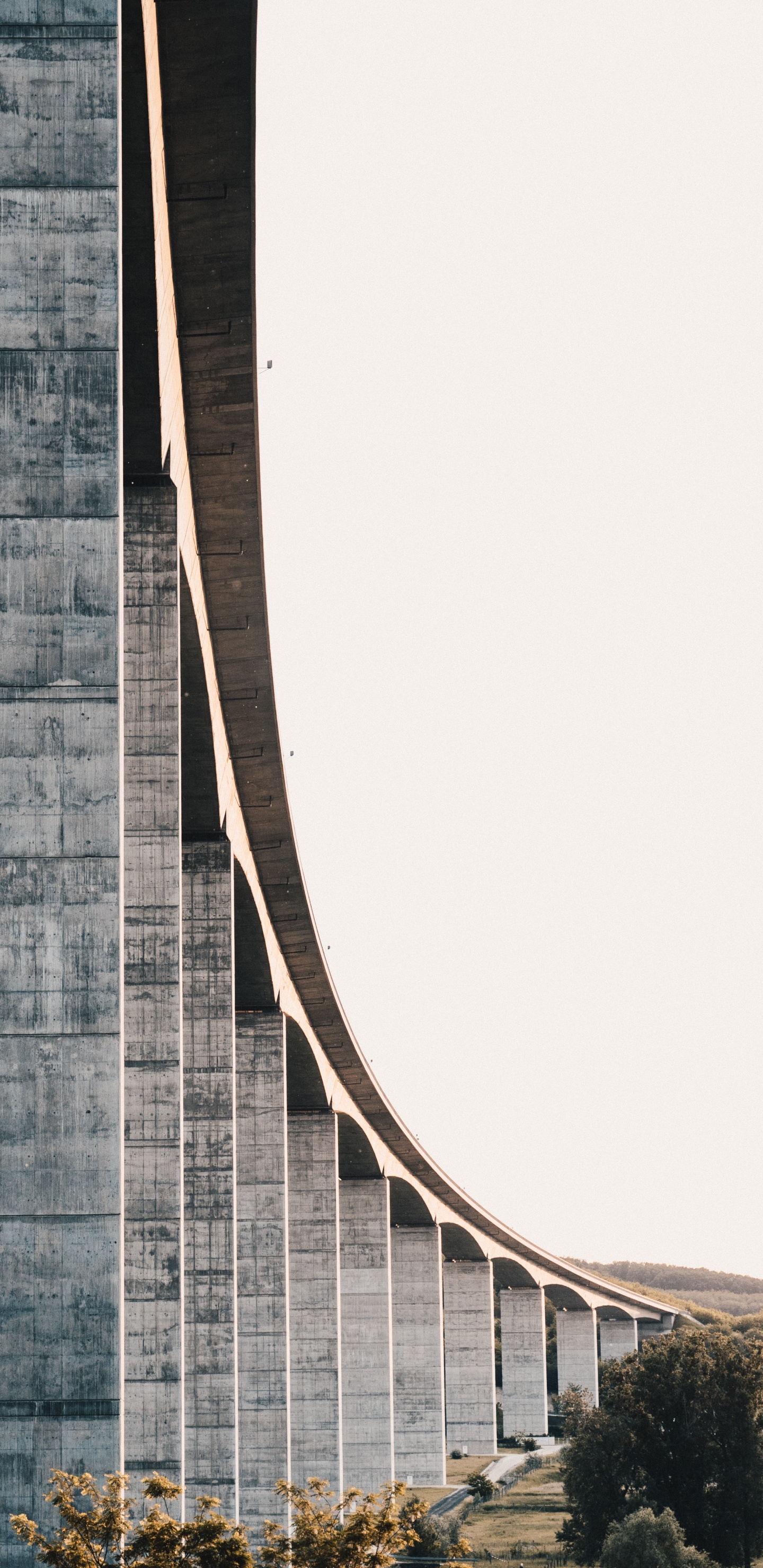 Edificio de Hormigón Gris y Marrón. Wallpaper in 1440x2960 Resolution