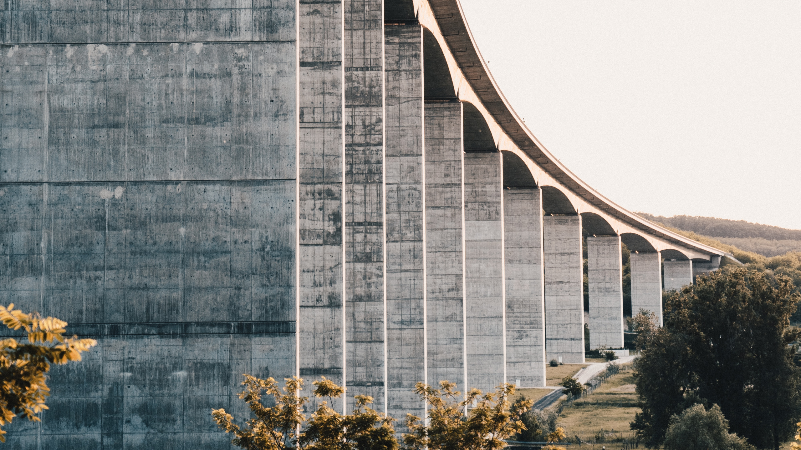 Gray and Brown Concrete Building. Wallpaper in 2560x1440 Resolution