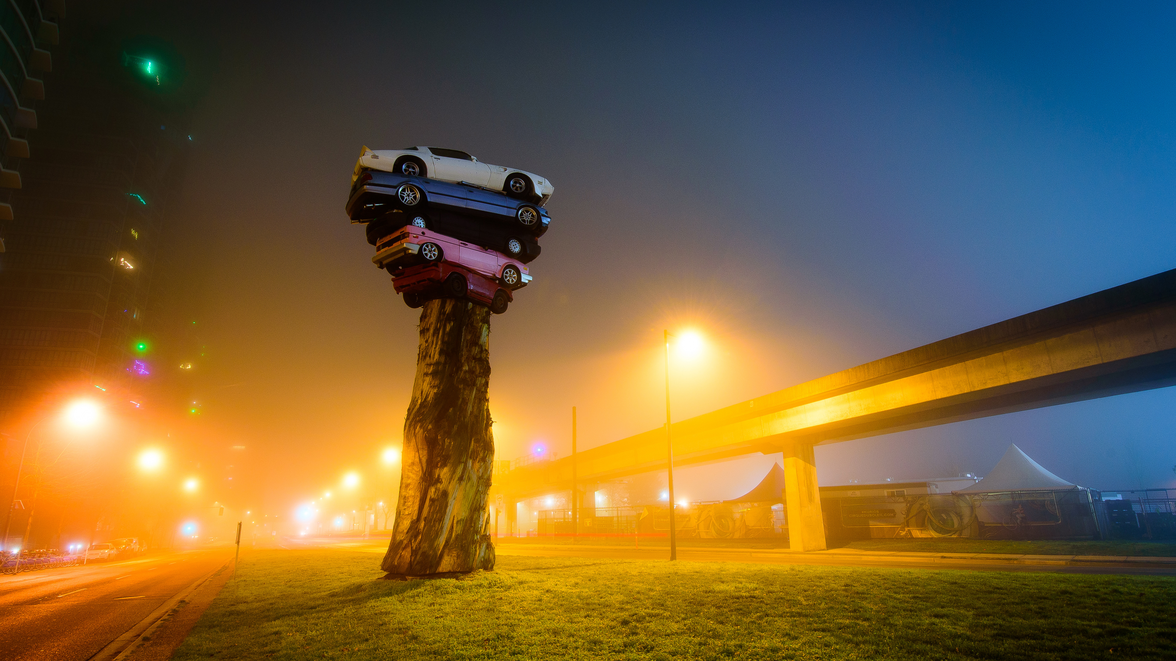 Brauner Holzpfosten Mit Licht in Der Nacht. Wallpaper in 3840x2160 Resolution