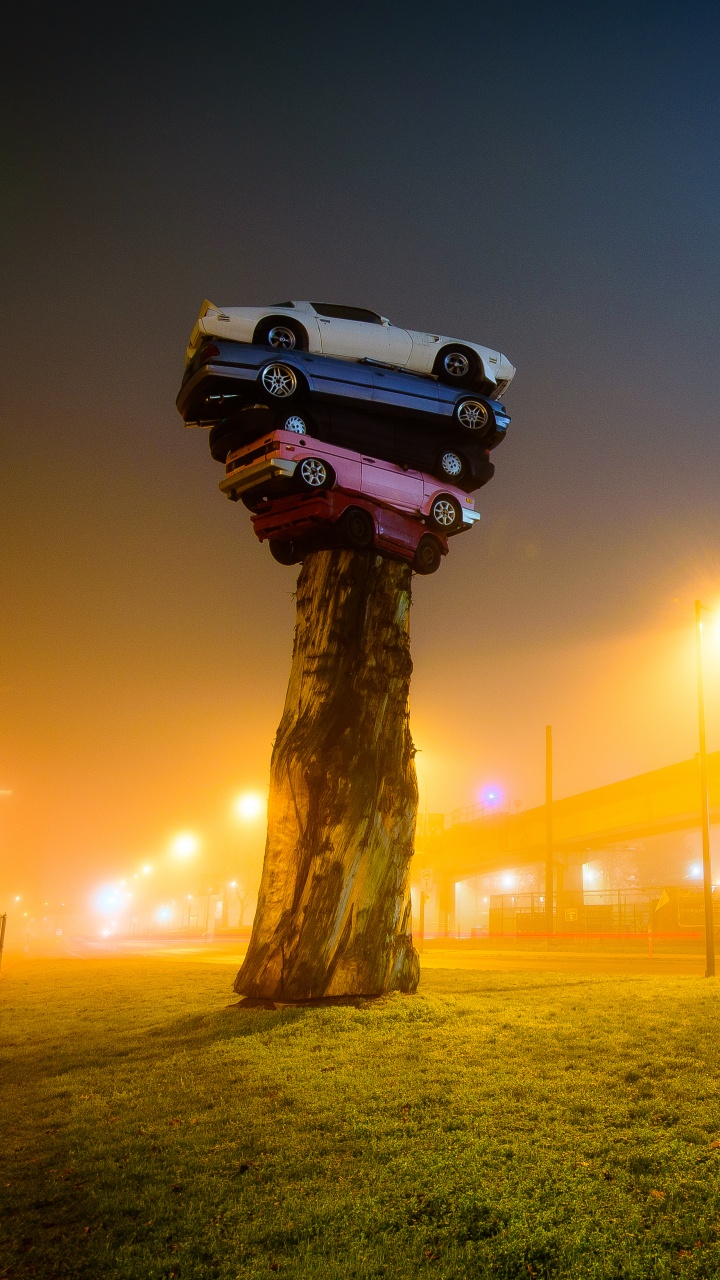 Poteau en Bois Marron Avec Lumière Pendant la Nuit. Wallpaper in 720x1280 Resolution