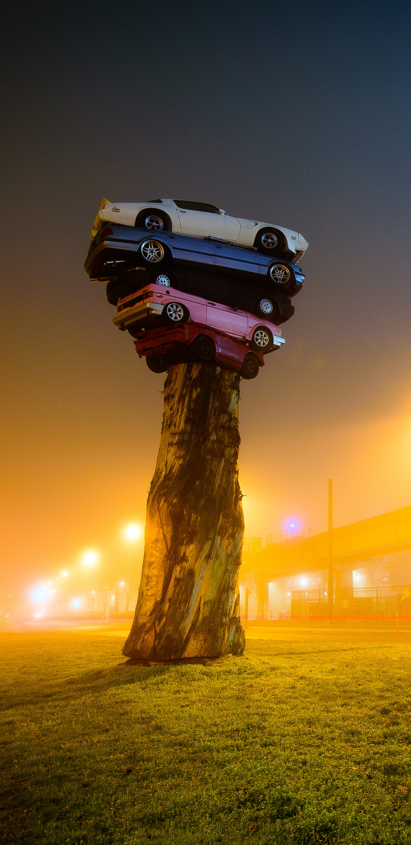 Poste de Madera Marrón Con Luz Durante la Noche.. Wallpaper in 1440x2960 Resolution