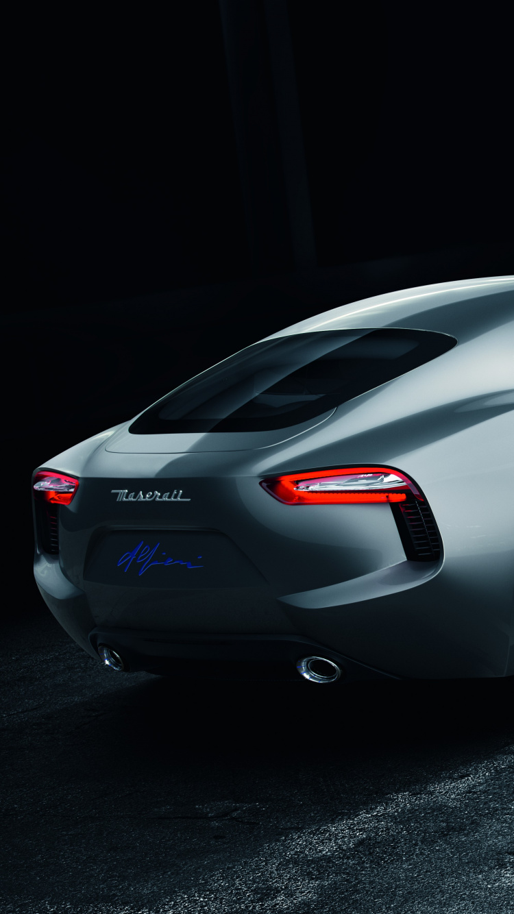 Porsche 911 Argentée Garée Sur Une Surface Noire. Wallpaper in 750x1334 Resolution