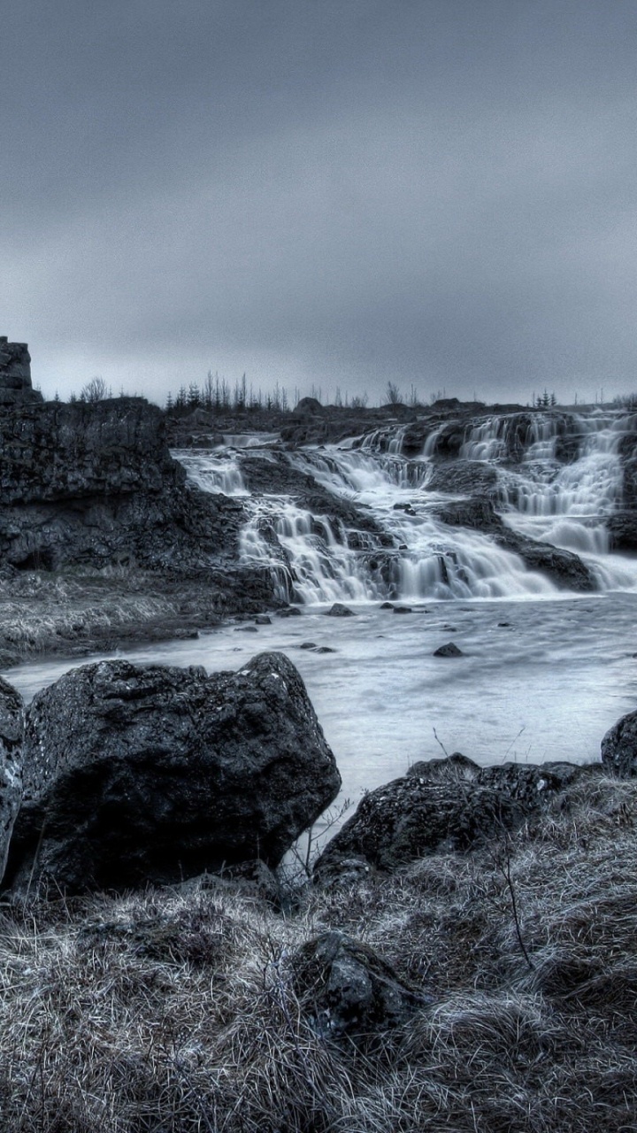 Montaña Rocosa Con Nieve Bajo un Cielo Gris. Wallpaper in 720x1280 Resolution