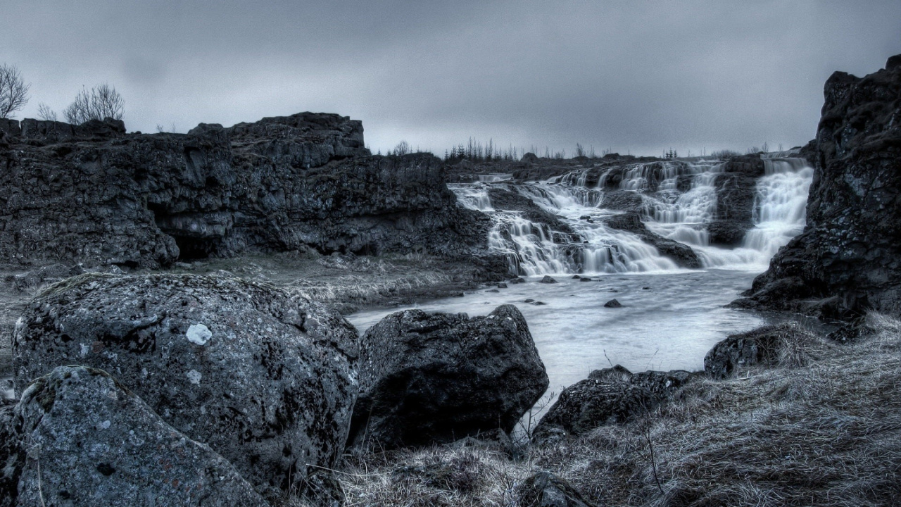 Rocky Mountain With Snow Under Gray Sky. Wallpaper in 1280x720 Resolution