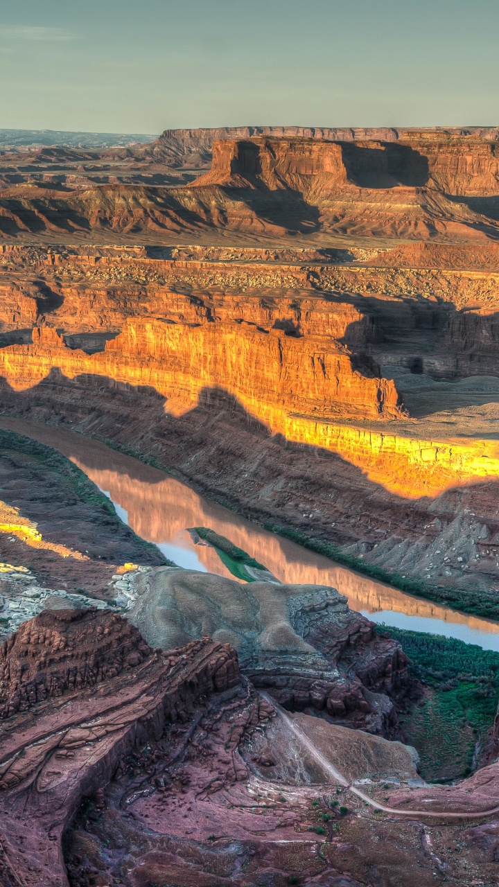 Montagnes Brunes et Vertes Sous Ciel Bleu Pendant la Journée. Wallpaper in 720x1280 Resolution