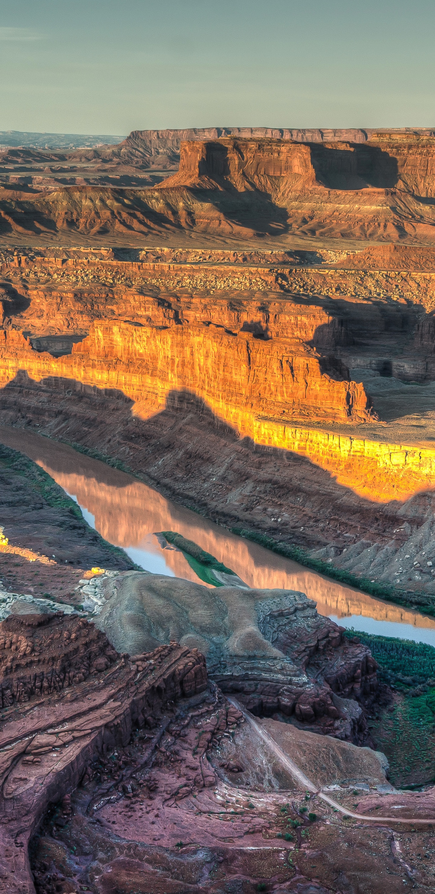 Montañas Marrones y Verdes Bajo un Cielo Azul Durante el Día. Wallpaper in 1440x2960 Resolution