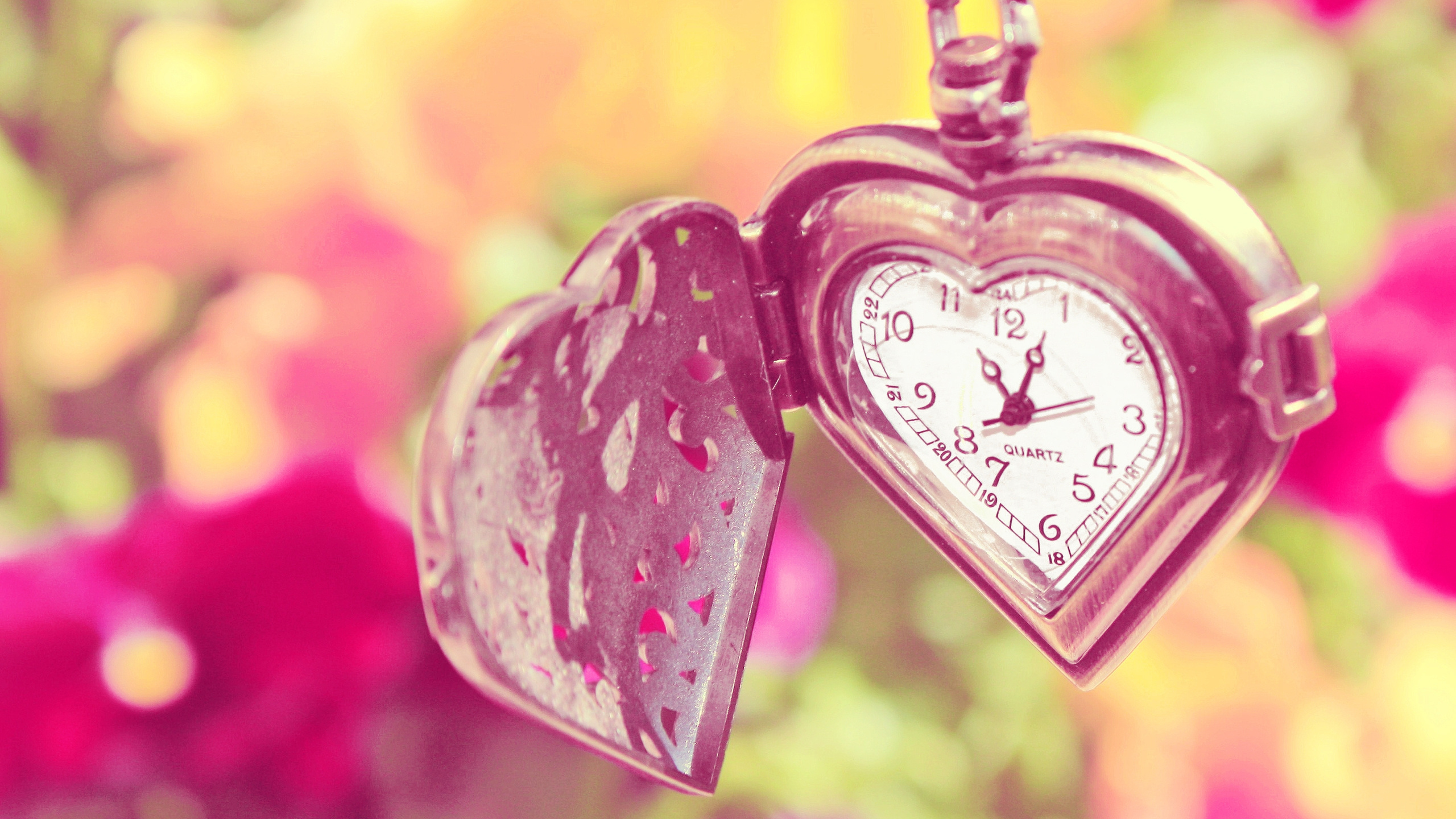Horloge Analogique en Forme de Coeur Rose et Blanc. Wallpaper in 2560x1440 Resolution