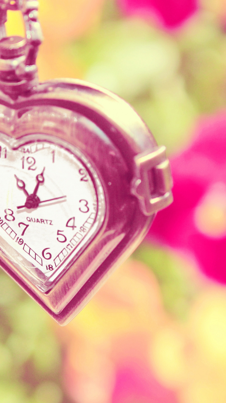 Horloge Analogique en Forme de Coeur Rose et Blanc. Wallpaper in 750x1334 Resolution