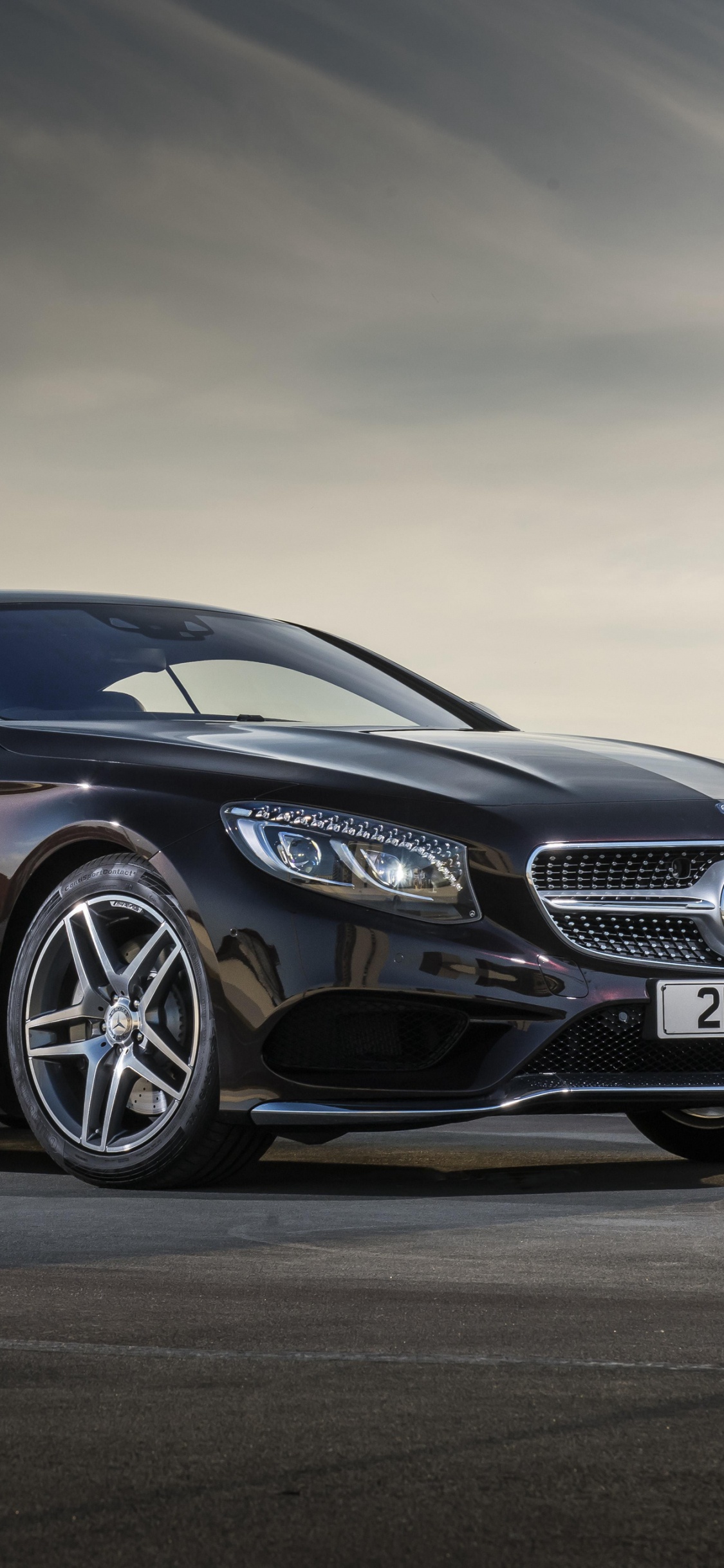 Schwarzes Mercedes Benz Coupe Auf Grauer Asphaltstraße. Wallpaper in 1125x2436 Resolution