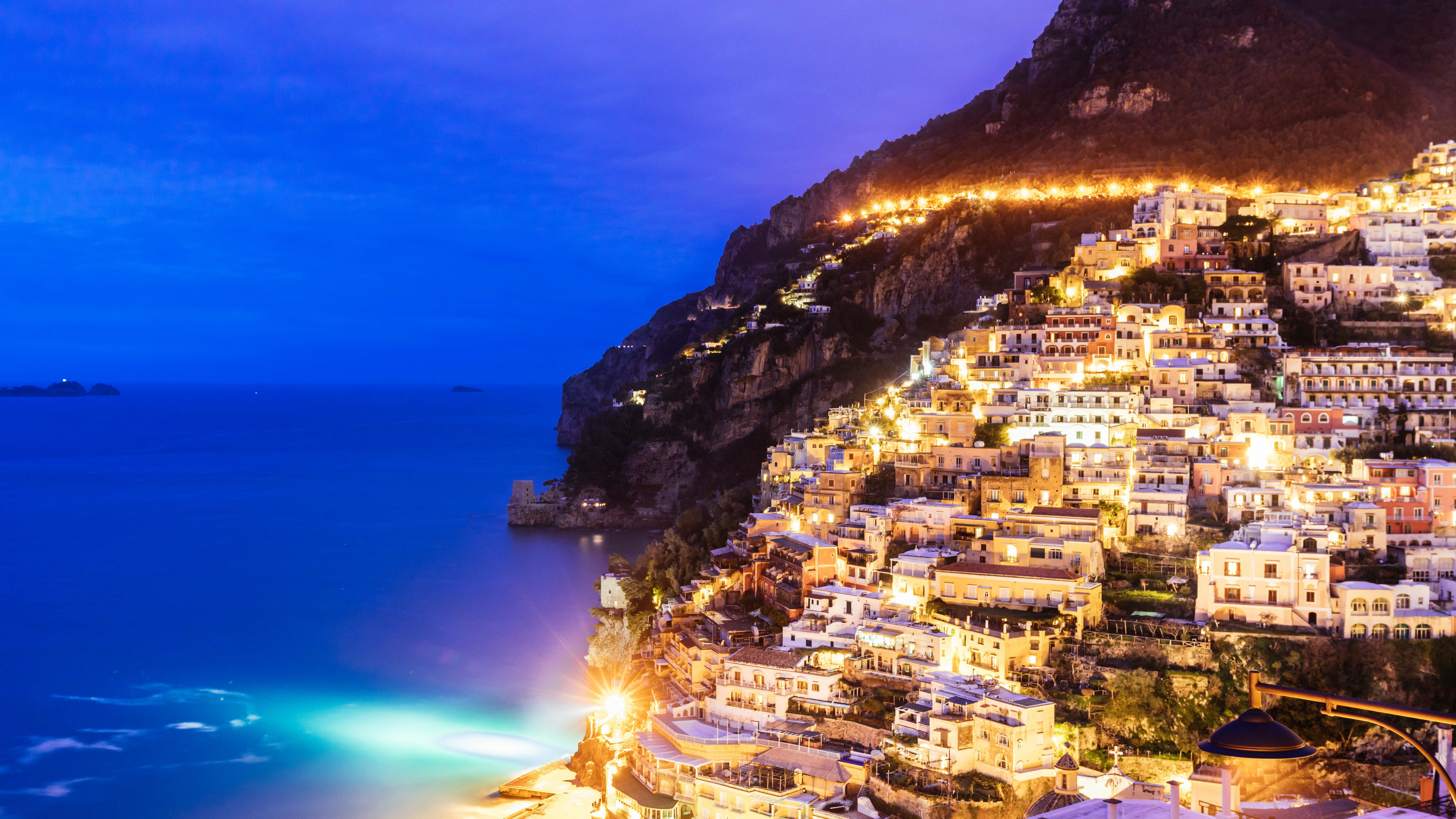 Bâtiments de la Ville Près D'un Plan D'eau Pendant la Nuit. Wallpaper in 3840x2160 Resolution