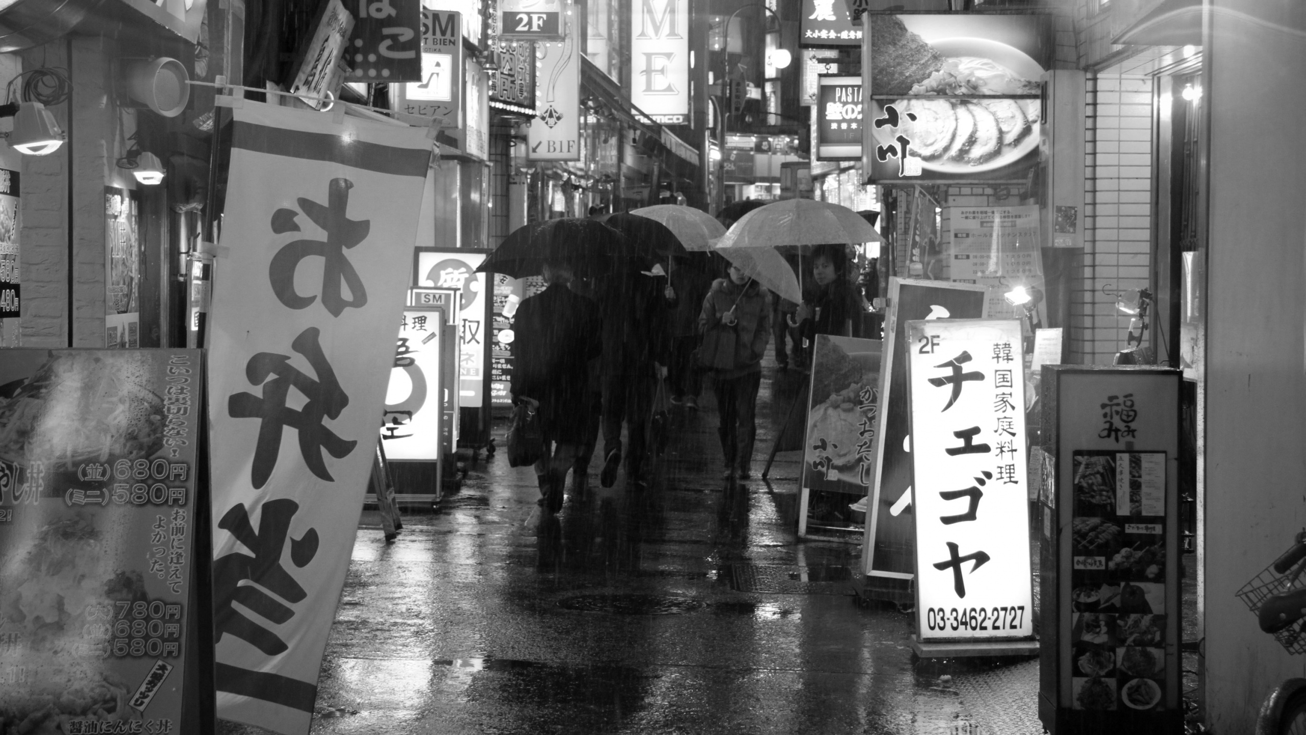 Photo en Niveaux de Gris de Personnes Marchant Dans la Rue. Wallpaper in 2560x1440 Resolution