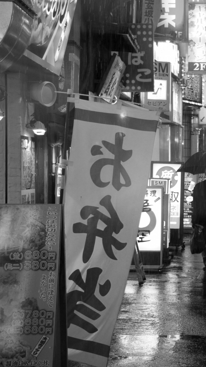 Foto en Escala de Grises de Personas Caminando en la Calle. Wallpaper in 720x1280 Resolution