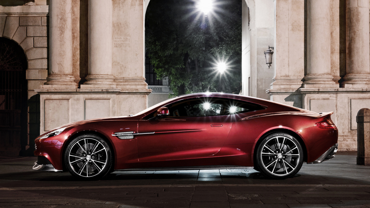 Coupé Rojo Aparcado Junto al Edificio Durante la Noche. Wallpaper in 1280x720 Resolution