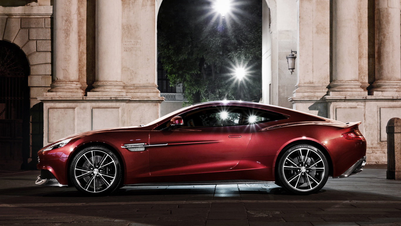 Coupé Rojo Aparcado Junto al Edificio Durante la Noche. Wallpaper in 1366x768 Resolution