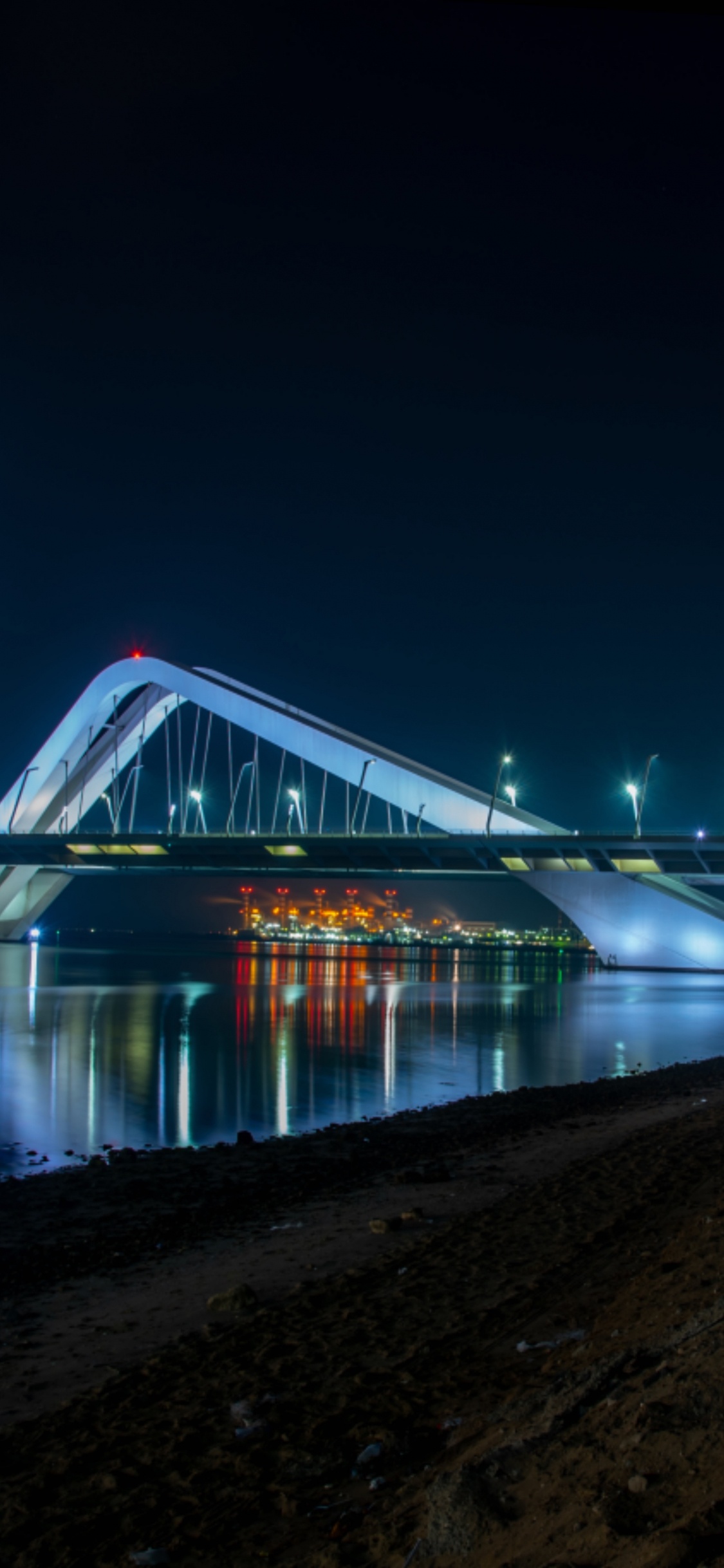 Puente Blanco Sobre el Cuerpo de Agua Durante la Noche. Wallpaper in 1125x2436 Resolution