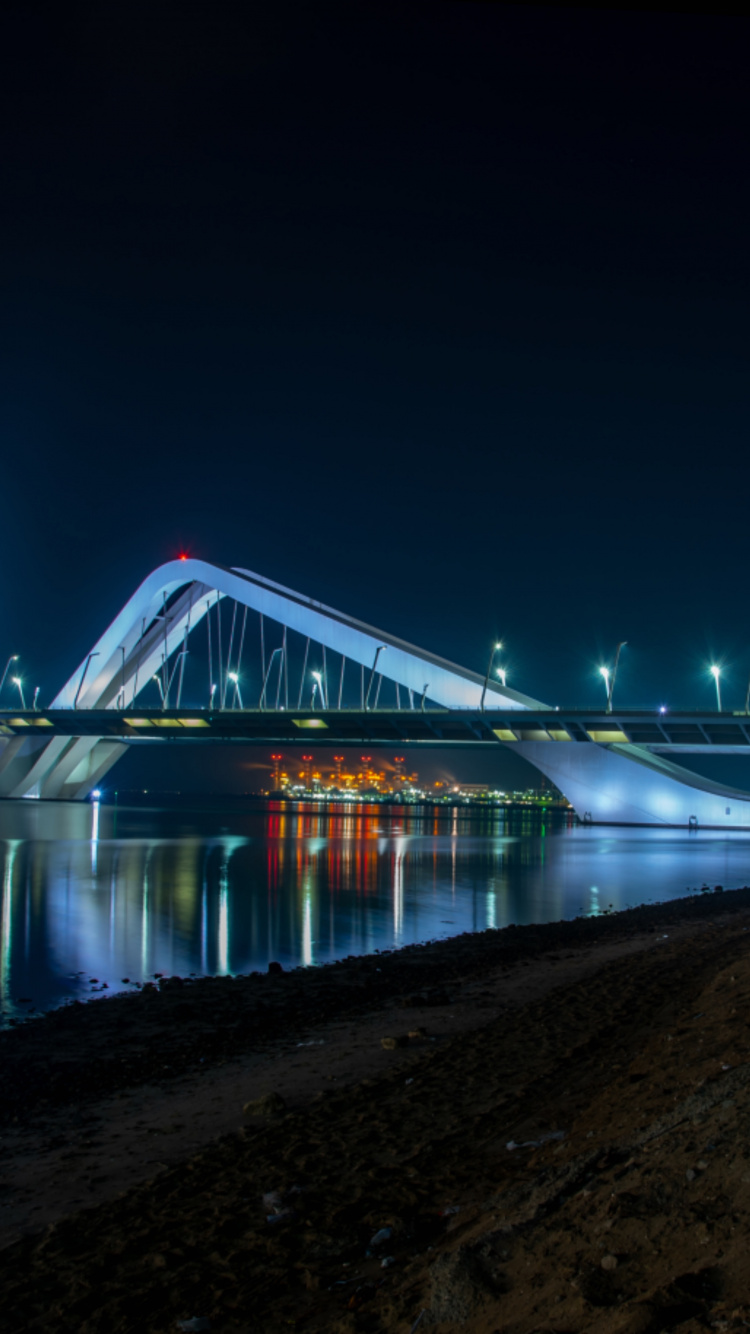 Pont Blanc Au-dessus D'un Plan D'eau Pendant la Nuit. Wallpaper in 750x1334 Resolution