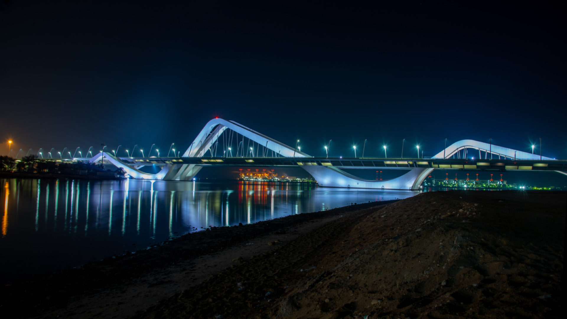 Weiße Brücke Über Dem Gewässer Während Der Nacht. Wallpaper in 1920x1080 Resolution