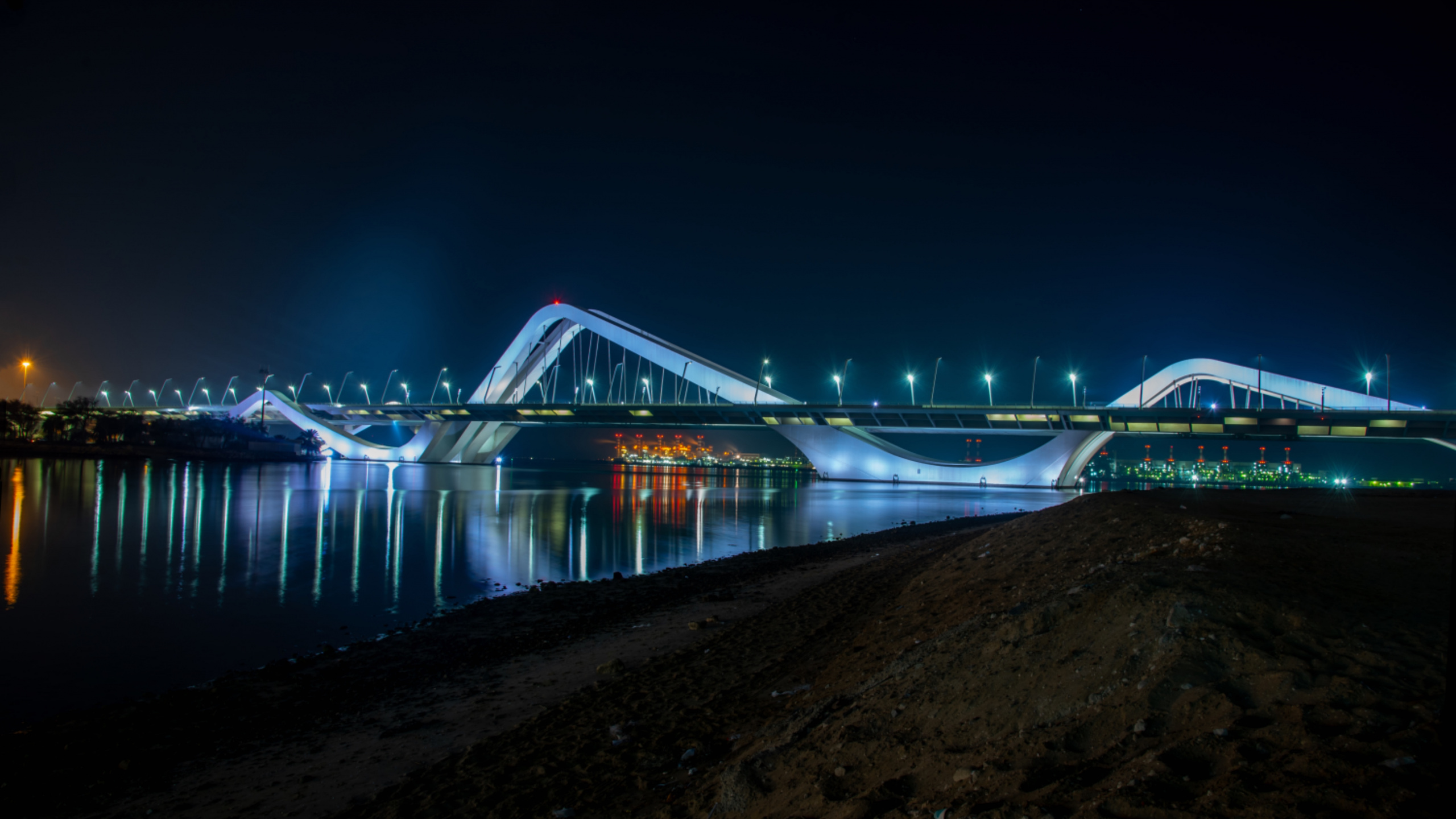 Weiße Brücke Über Dem Gewässer Während Der Nacht. Wallpaper in 2560x1440 Resolution