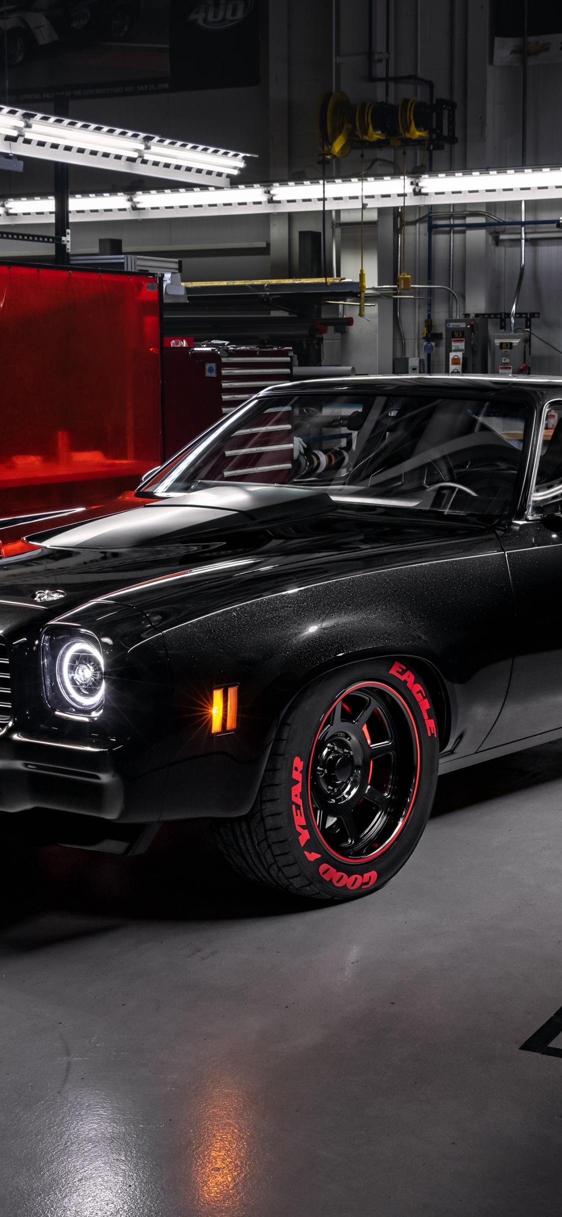 Mercedes Benz Coupé Noir Garé Dans un Garage. Wallpaper in 1125x2436 Resolution