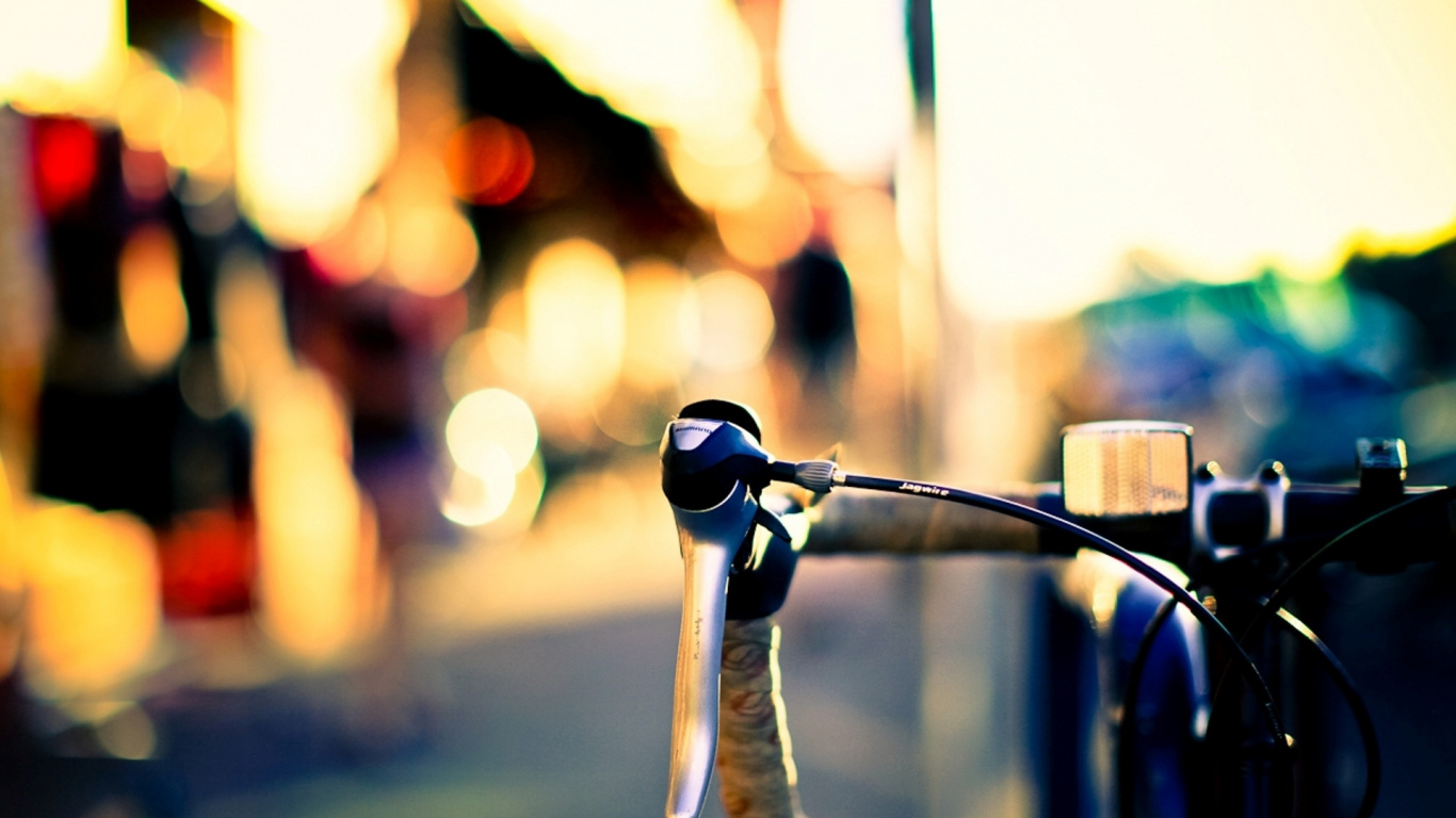 Schwarz-silberner Fahrradlenker. Wallpaper in 1366x768 Resolution