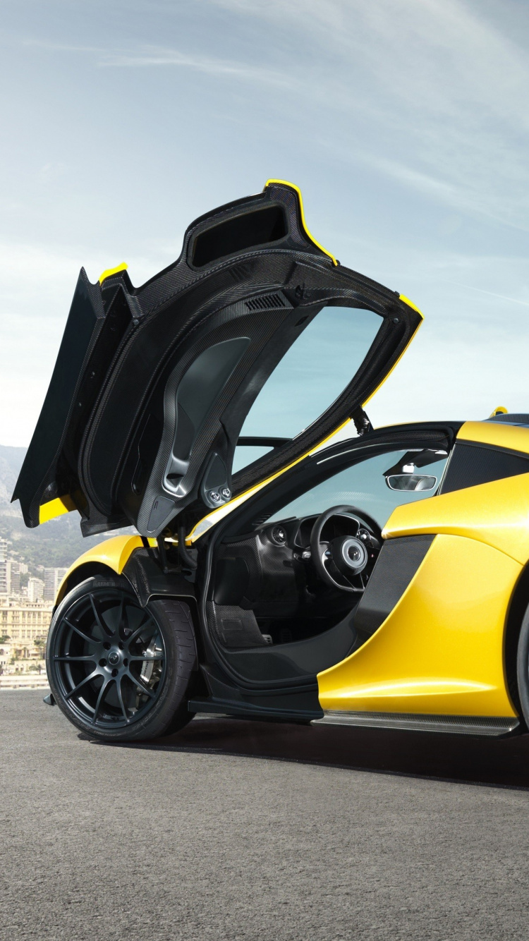 Lamborghini Aventador Amarillo en Fotografía en Escala de Grises. Wallpaper in 750x1334 Resolution