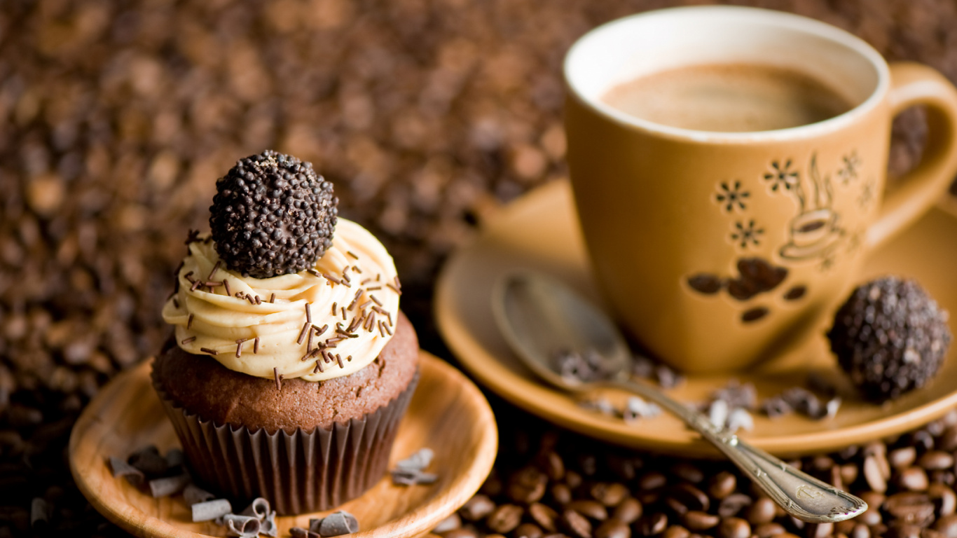 Brauner Cupcake Auf Weißer Keramikuntertasse. Wallpaper in 1366x768 Resolution