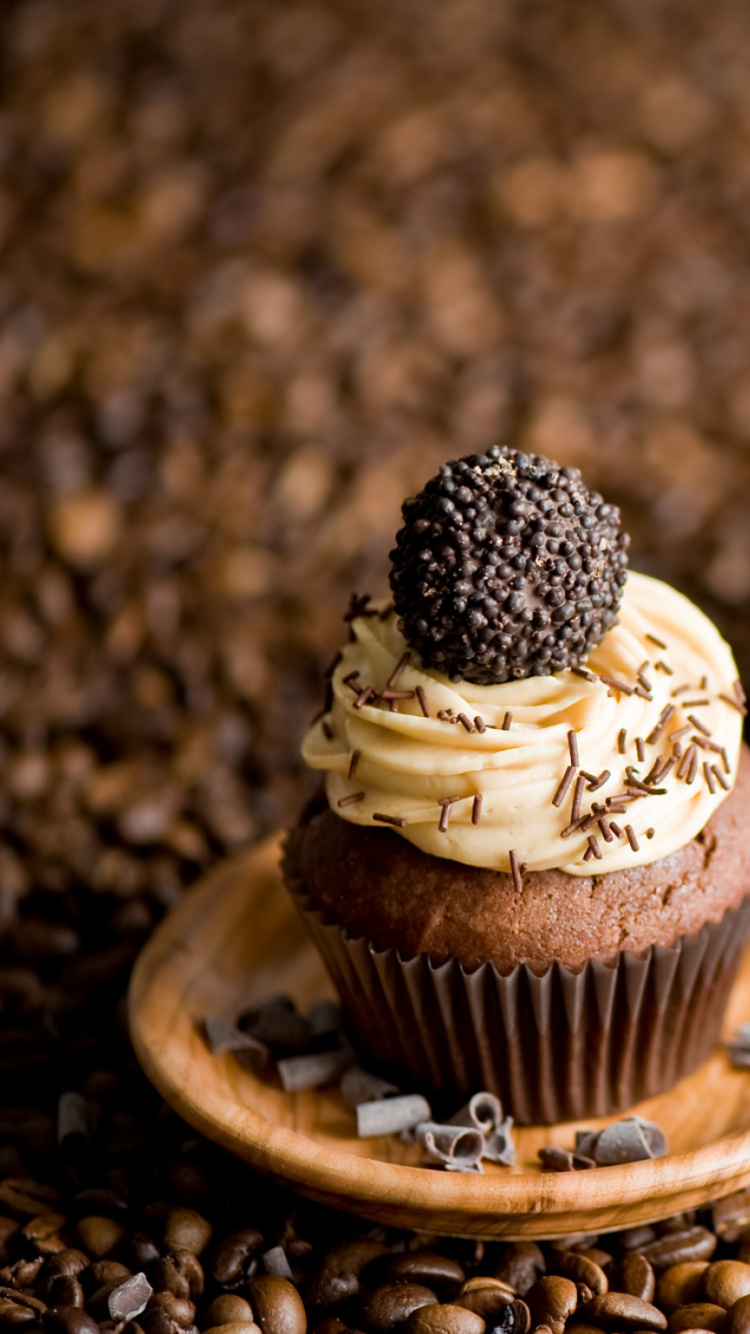 Brauner Cupcake Auf Weißer Keramikuntertasse. Wallpaper in 750x1334 Resolution