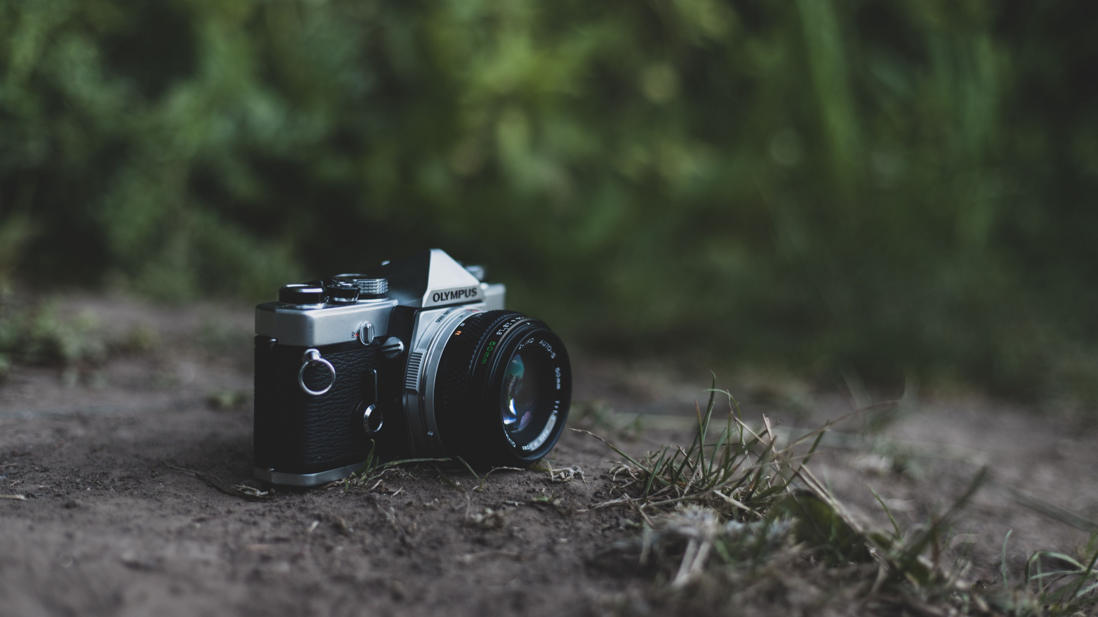 Cámara Réflex Digital Negra y Plateada Sobre Hierba Verde. Wallpaper in 3840x2160 Resolution