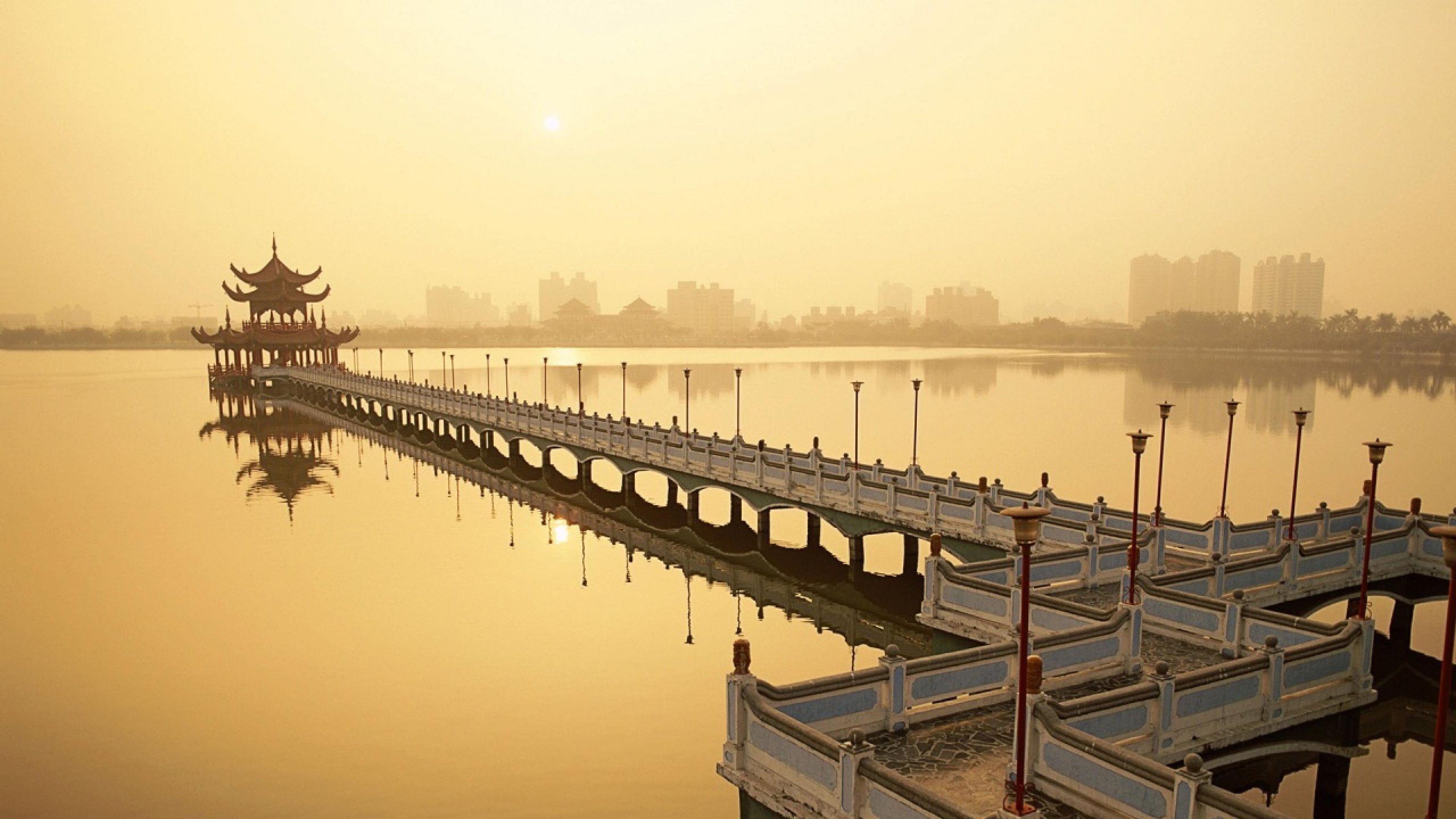 Brown Wooden Dock on Body of Water During Daytime. Wallpaper in 2560x1440 Resolution