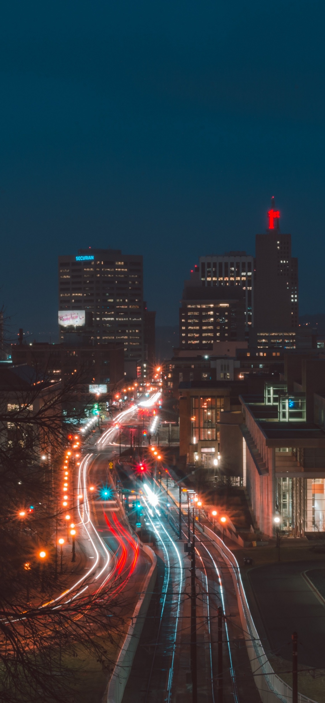 Zeitrafferaufnahmen Von Autos Auf Der Straße Während Der Nachtzeit. Wallpaper in 1125x2436 Resolution