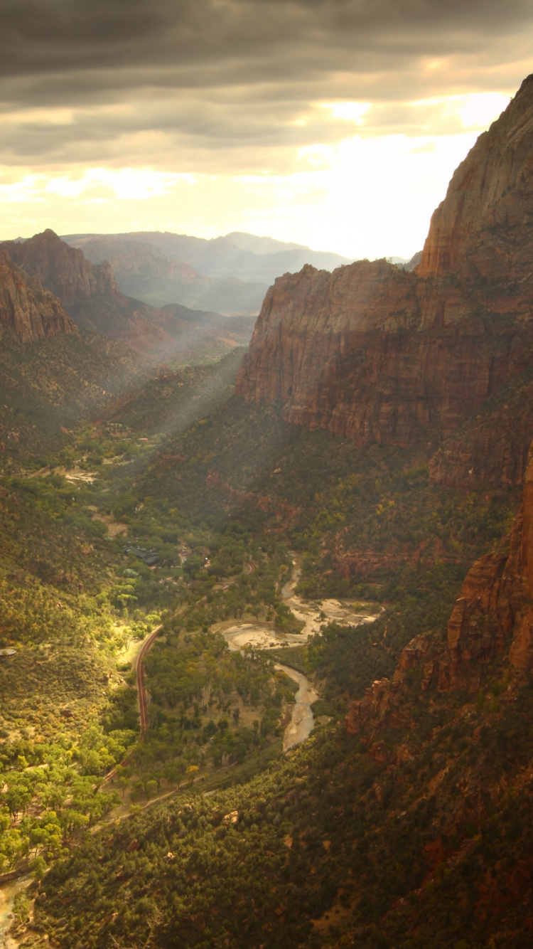 Montagnes Brunes et Vertes Sous un Ciel Nuageux Pendant la Journée. Wallpaper in 750x1334 Resolution