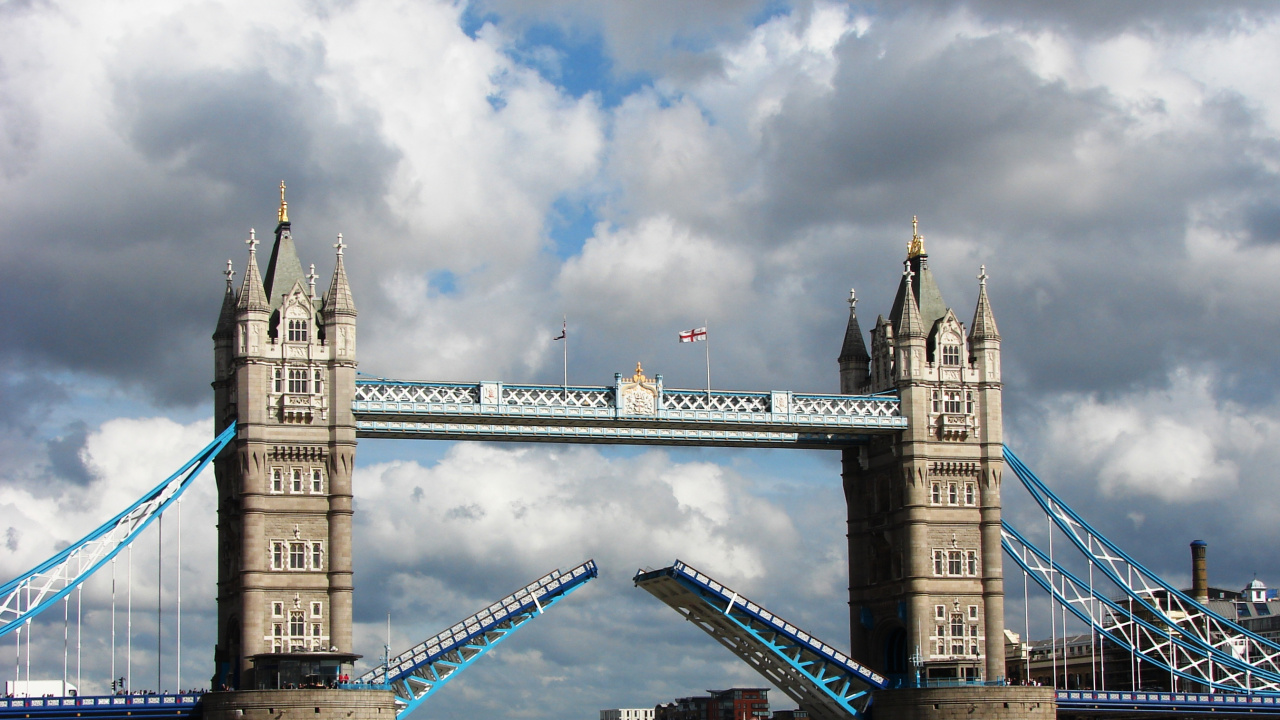 Pont en Béton Gris Sous Ciel Nuageux Pendant la Journée. Wallpaper in 1280x720 Resolution