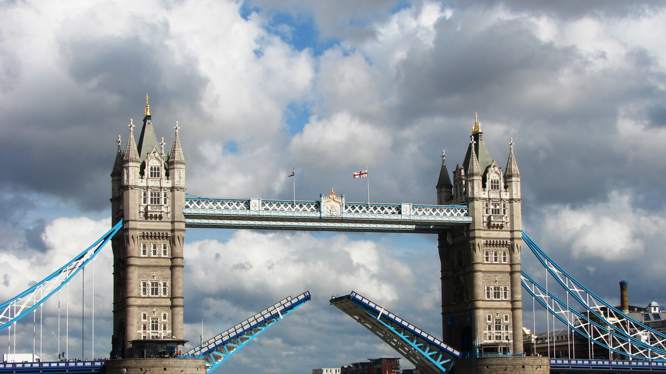 Pont en Béton Gris Sous Ciel Nuageux Pendant la Journée. Wallpaper in 1366x768 Resolution