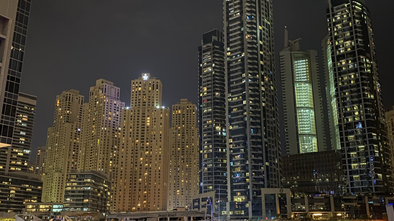 Dubai, Nacht, Tower Block, Metropole, Wasserfahrzeug. Wallpaper in 1280x720 Resolution