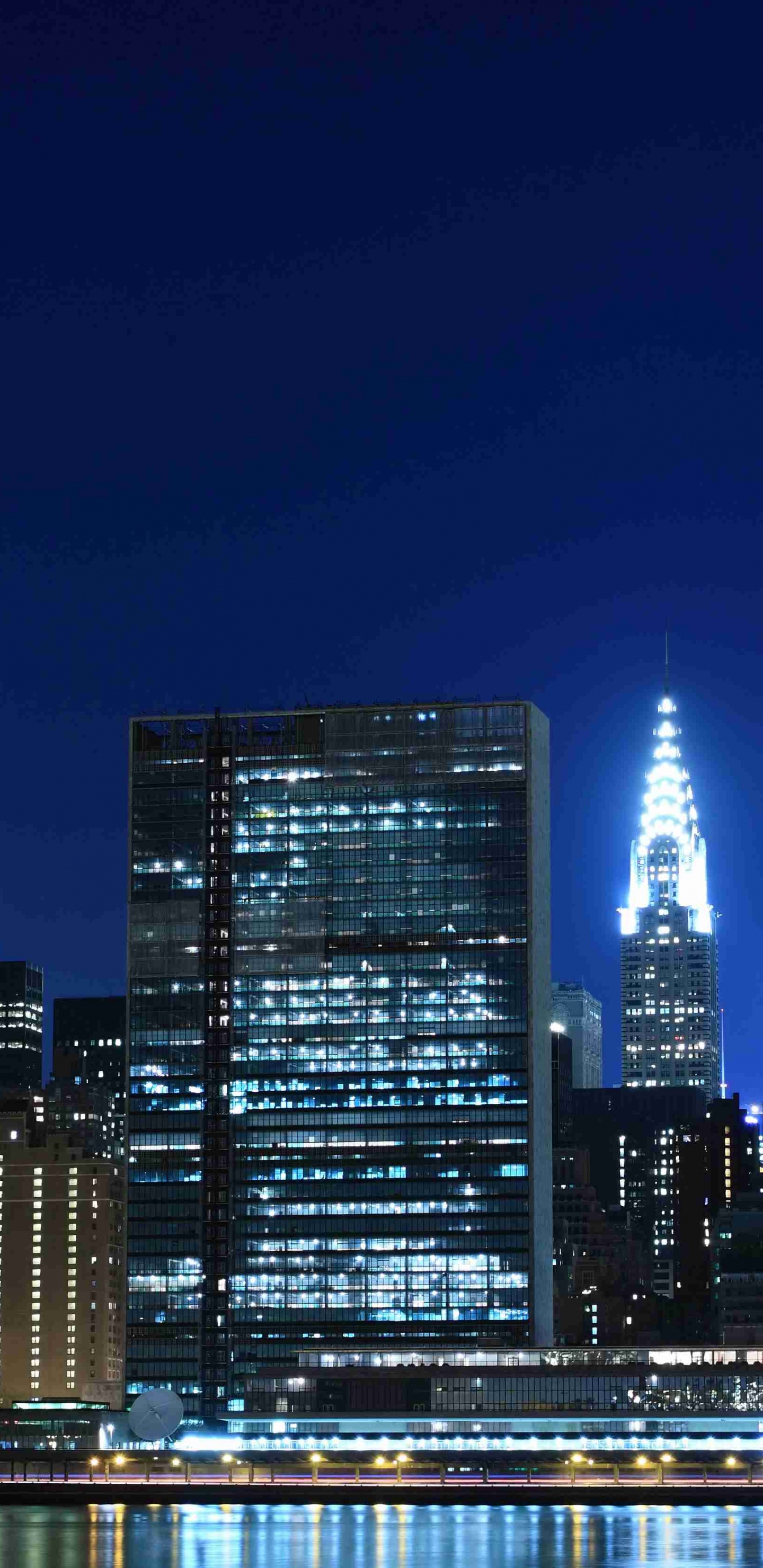 Skyline Der Stadt Bei Nacht Night. Wallpaper in 1440x2960 Resolution