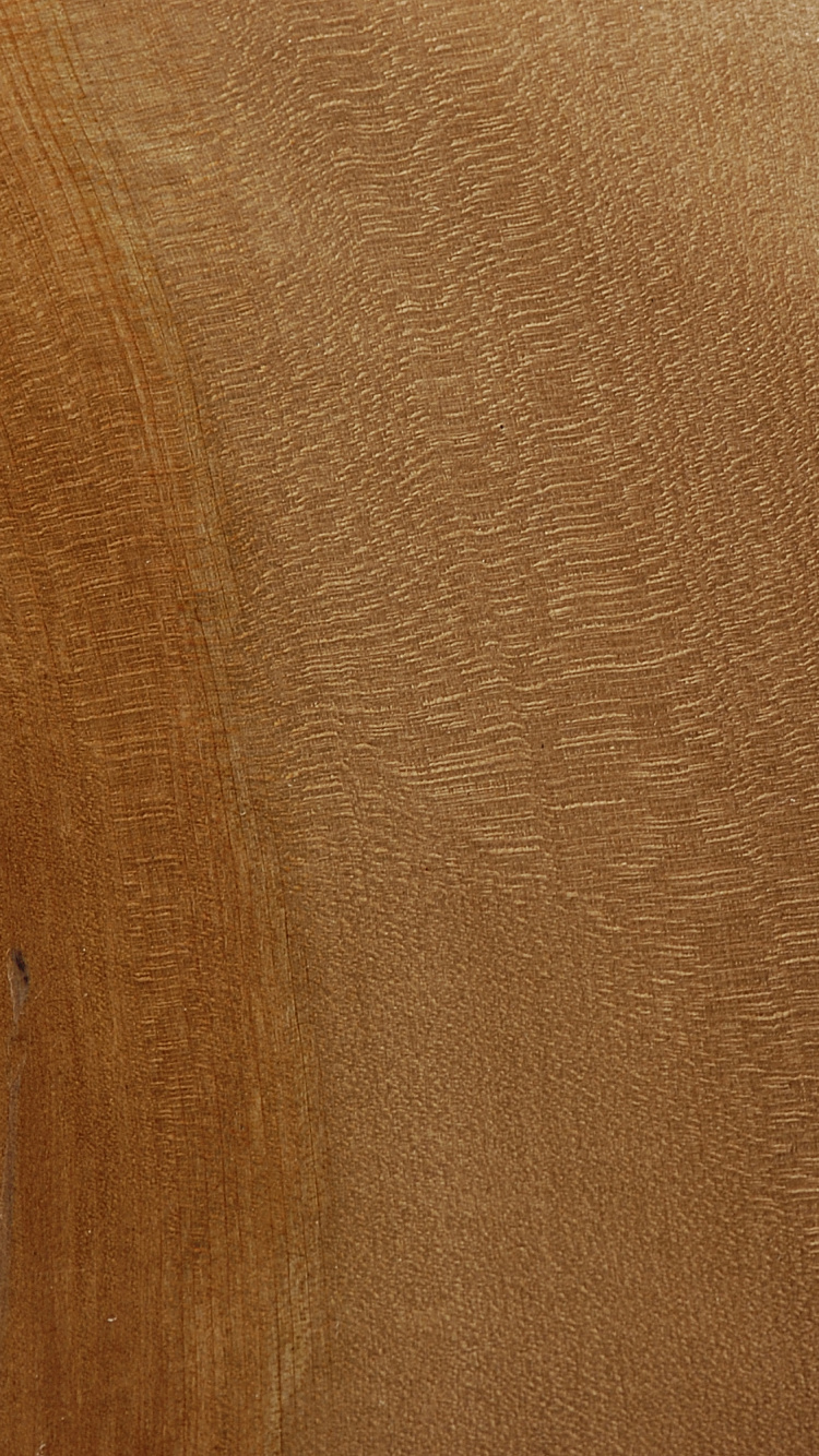 Braunes Textil Auf Braunem Holztisch. Wallpaper in 750x1334 Resolution