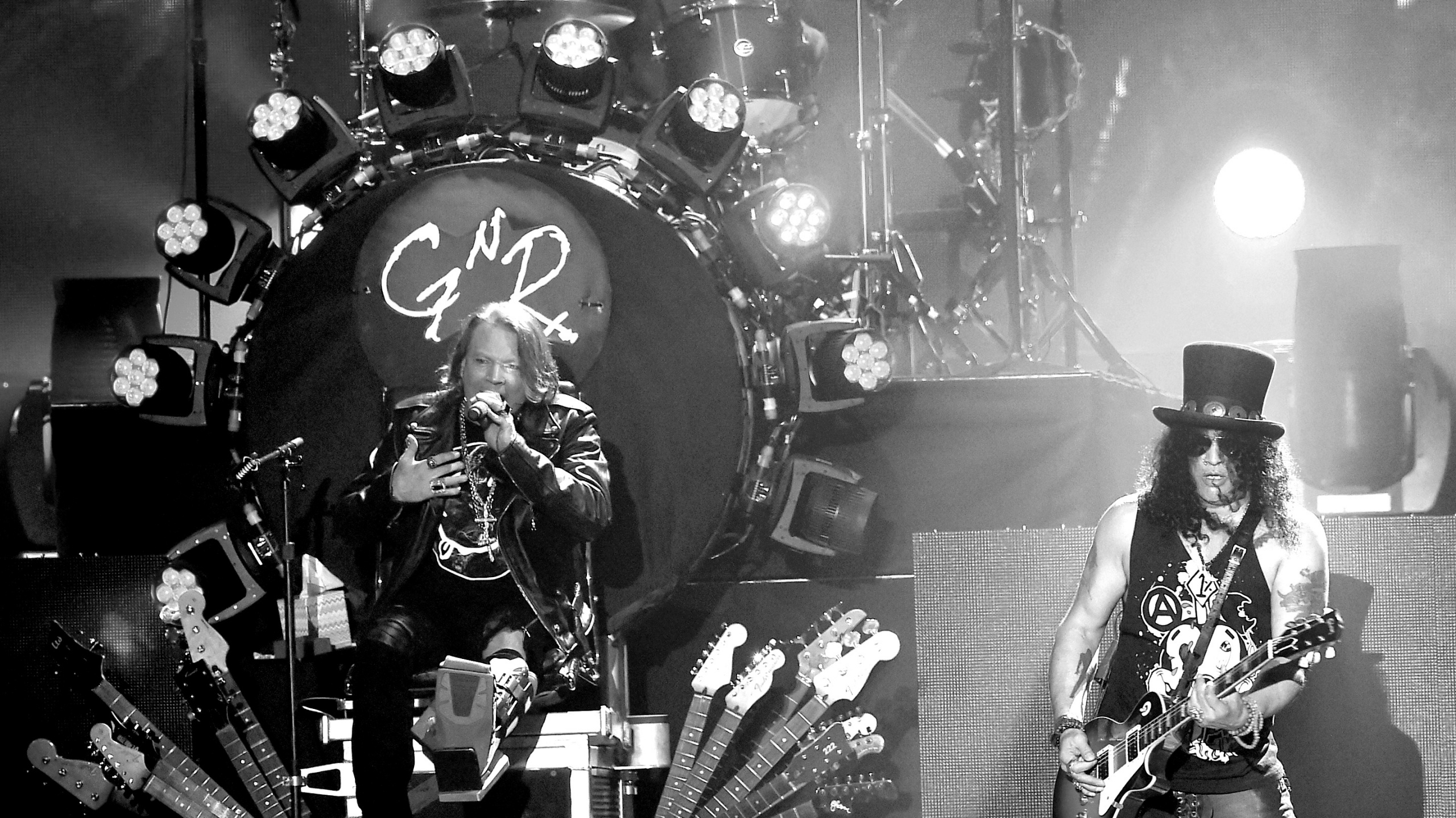 Not in This Lifetime Tour, Guns N Roses, Musician, Black, Monochrome. Wallpaper in 2560x1440 Resolution
