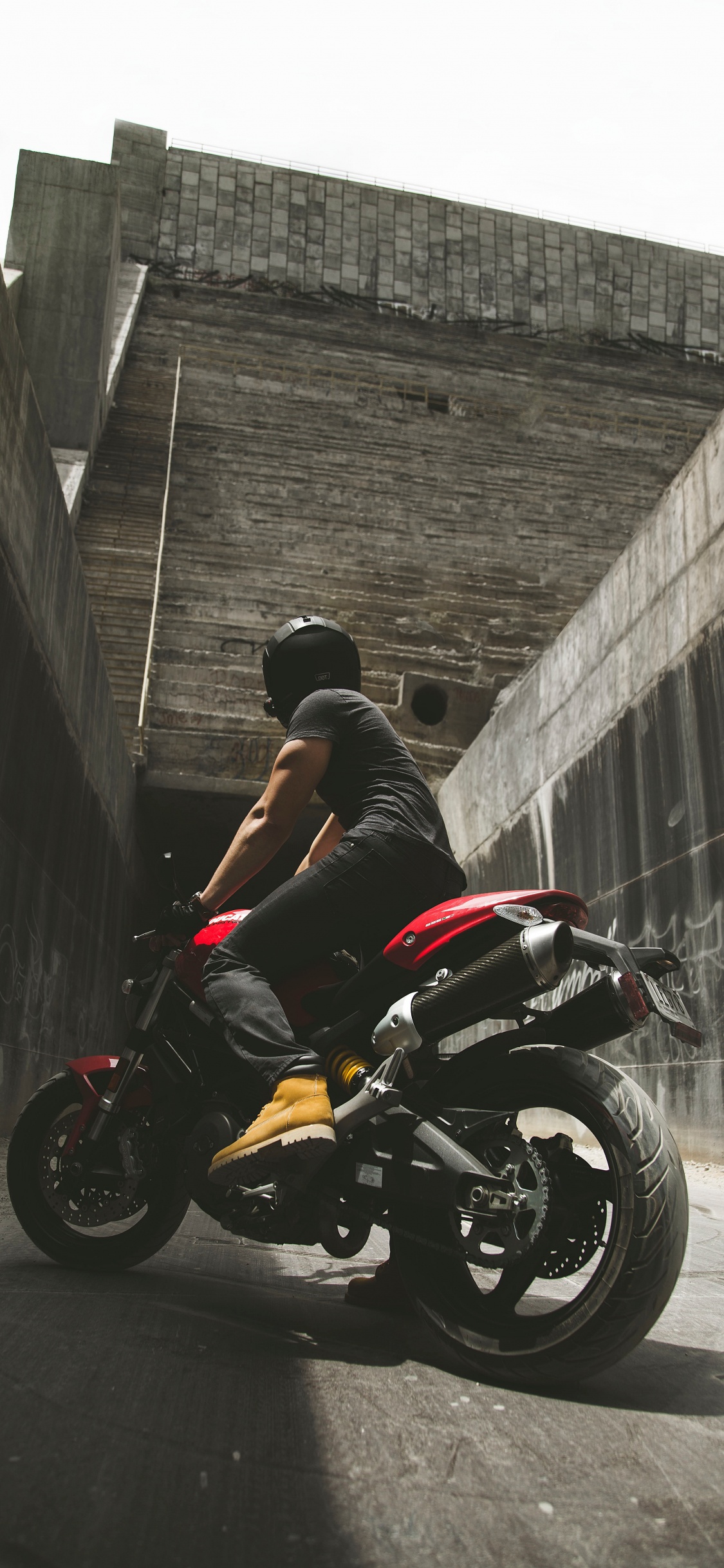 Hombre en Camisa Negra Montando Motocicleta. Wallpaper in 1125x2436 Resolution