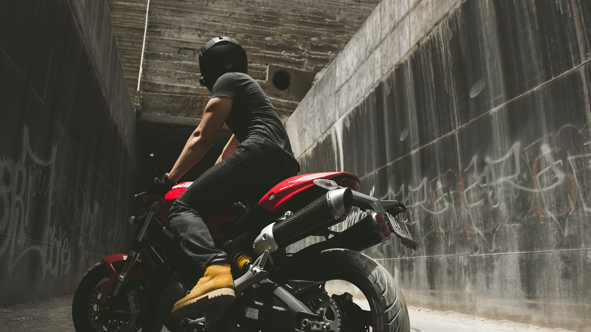 Hombre en Camisa Negra Montando Motocicleta. Wallpaper in 1920x1080 Resolution