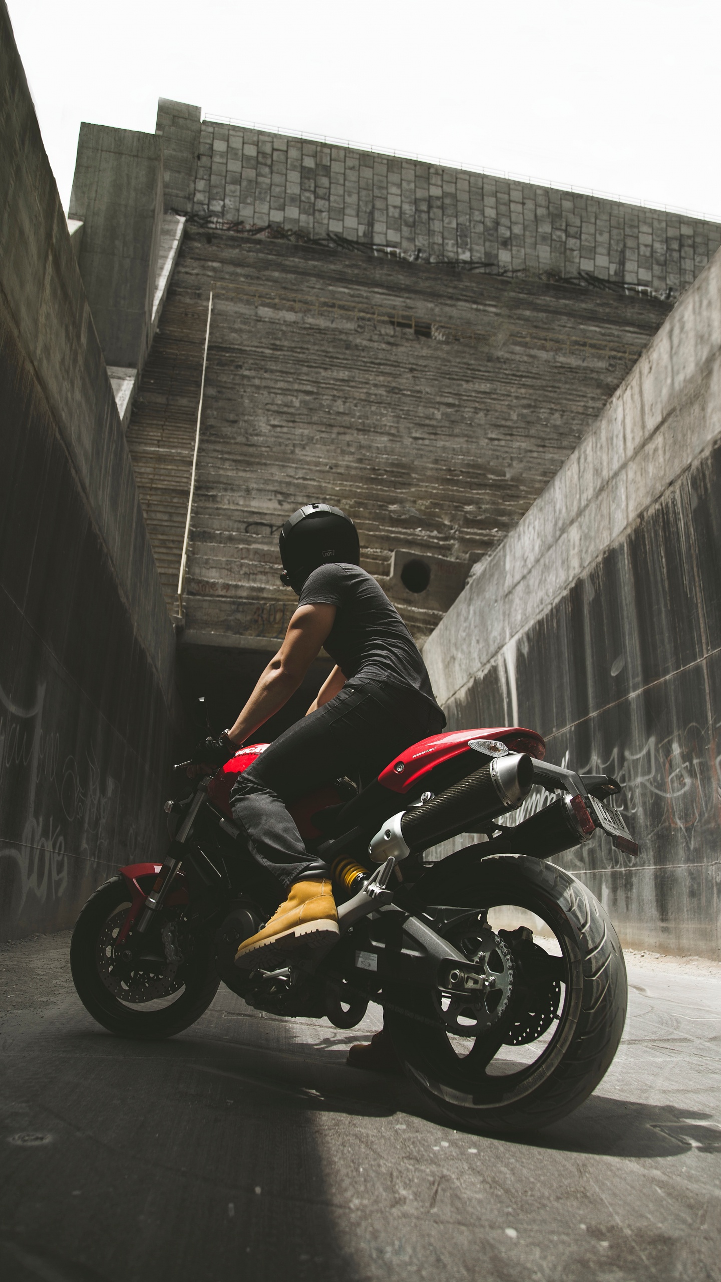 Homme en Chemise Noire Équitation Moto. Wallpaper in 1440x2560 Resolution