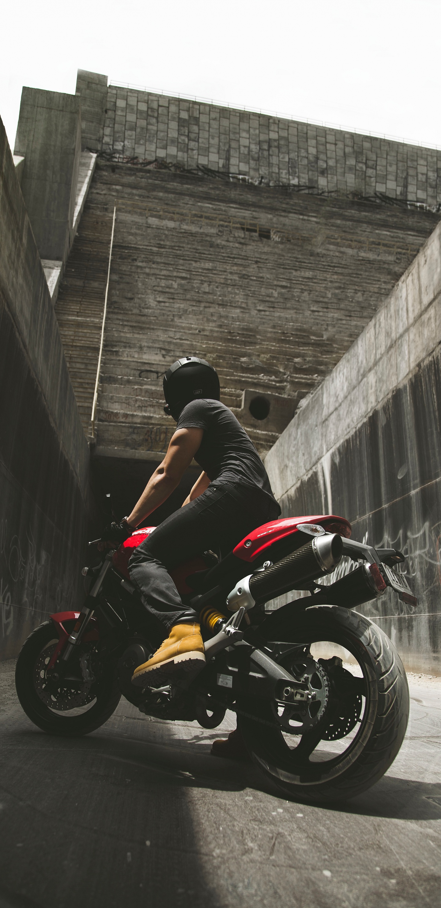 Homme en Chemise Noire Équitation Moto. Wallpaper in 1440x2960 Resolution