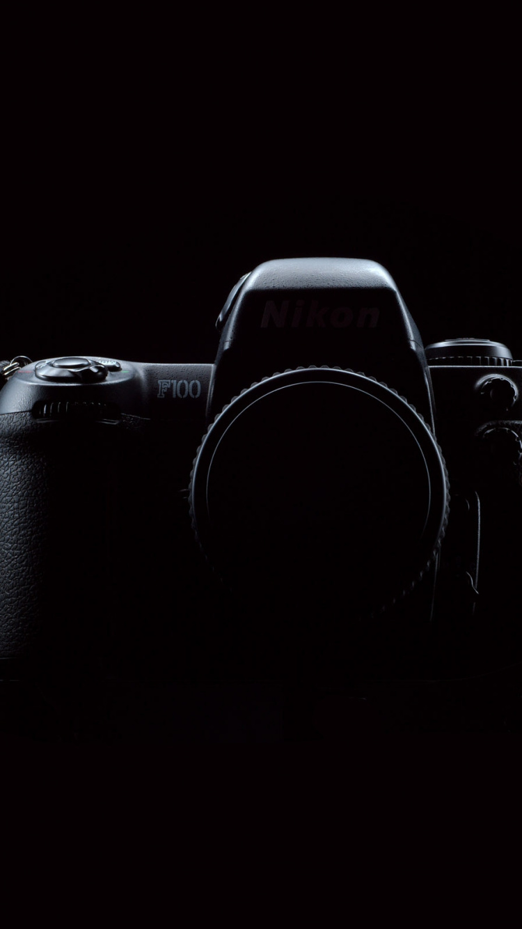 Schwarze Und Silberne DSLR-Kamera. Wallpaper in 750x1334 Resolution