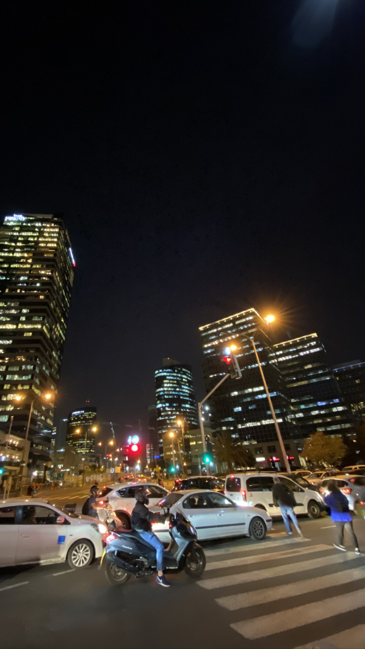 Roi, Roue, Nuit, Zone Urbaine, Métropole. Wallpaper in 750x1334 Resolution