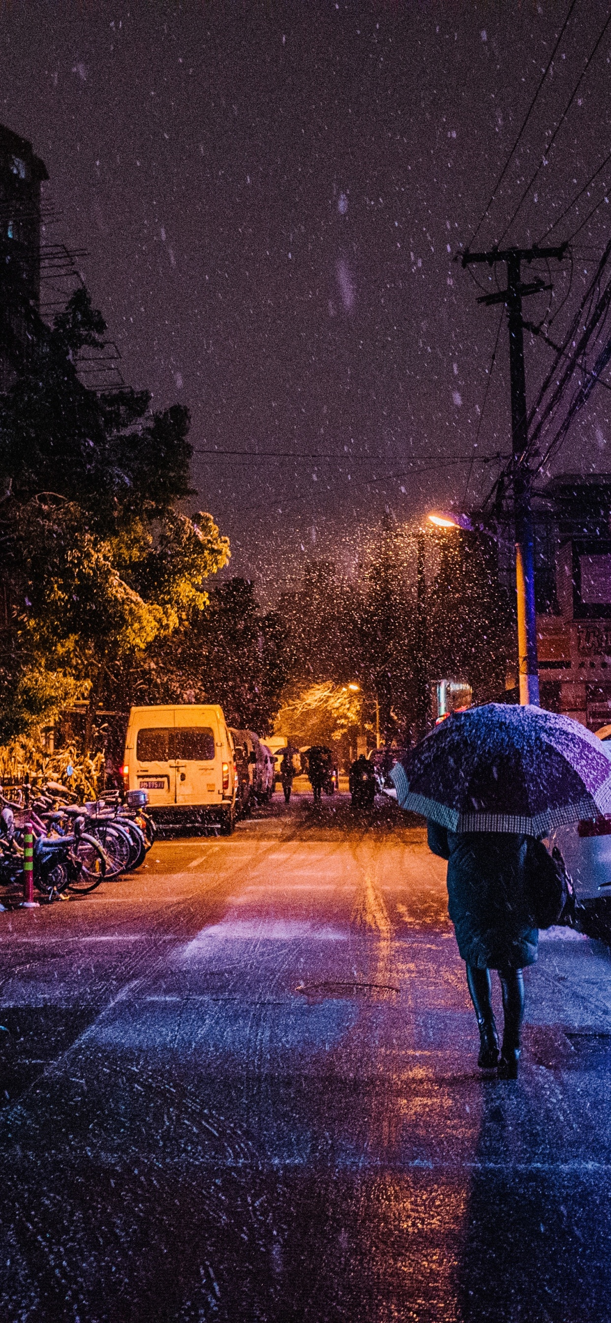 Personne en Veste Noire et Pantalon Noir Marchant Sur le Trottoir Pendant la Nuit. Wallpaper in 1242x2688 Resolution