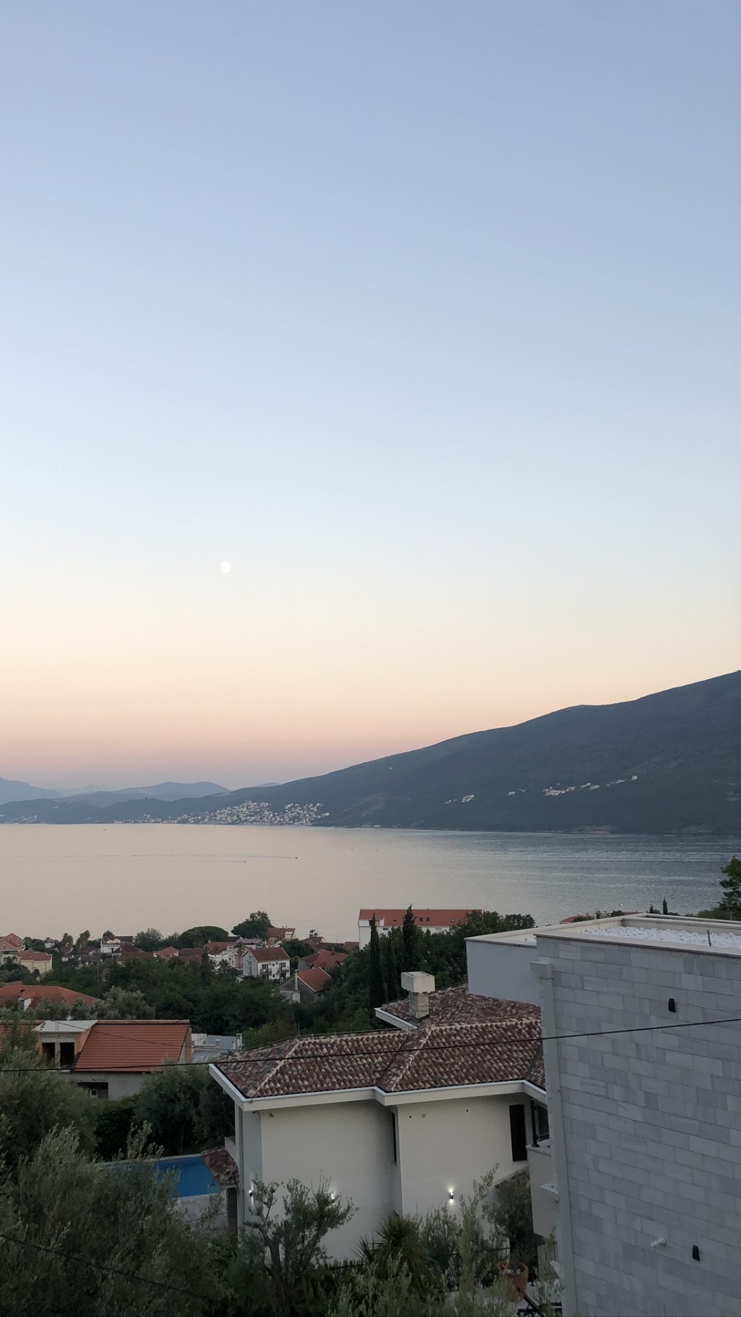 Highland, Horizon, Banque, Colline, Loch. Wallpaper in 1080x1920 Resolution