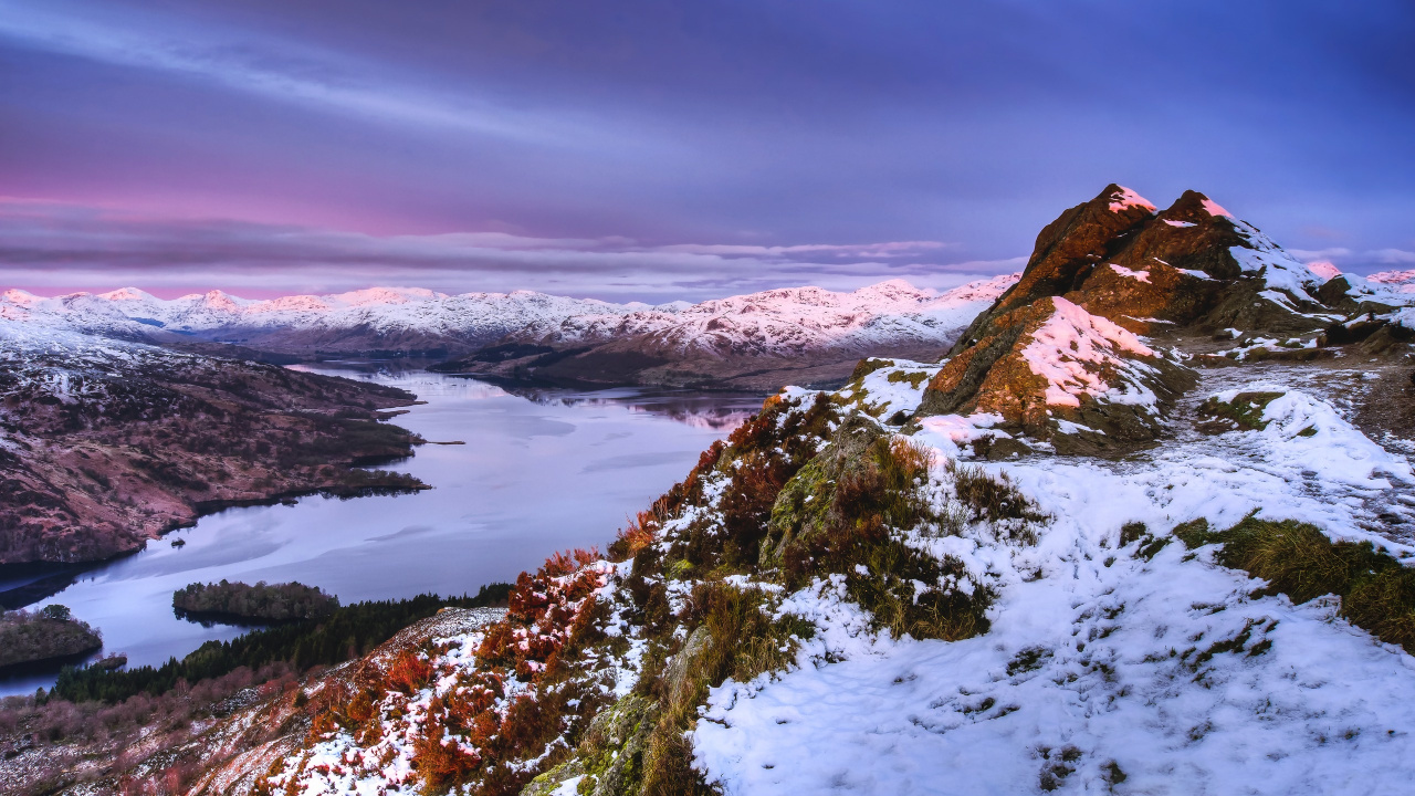 Grüne Und Braune Bäume Auf Schneebedecktem Boden Unter Bewölktem Himmel Tagsüber. Wallpaper in 1280x720 Resolution