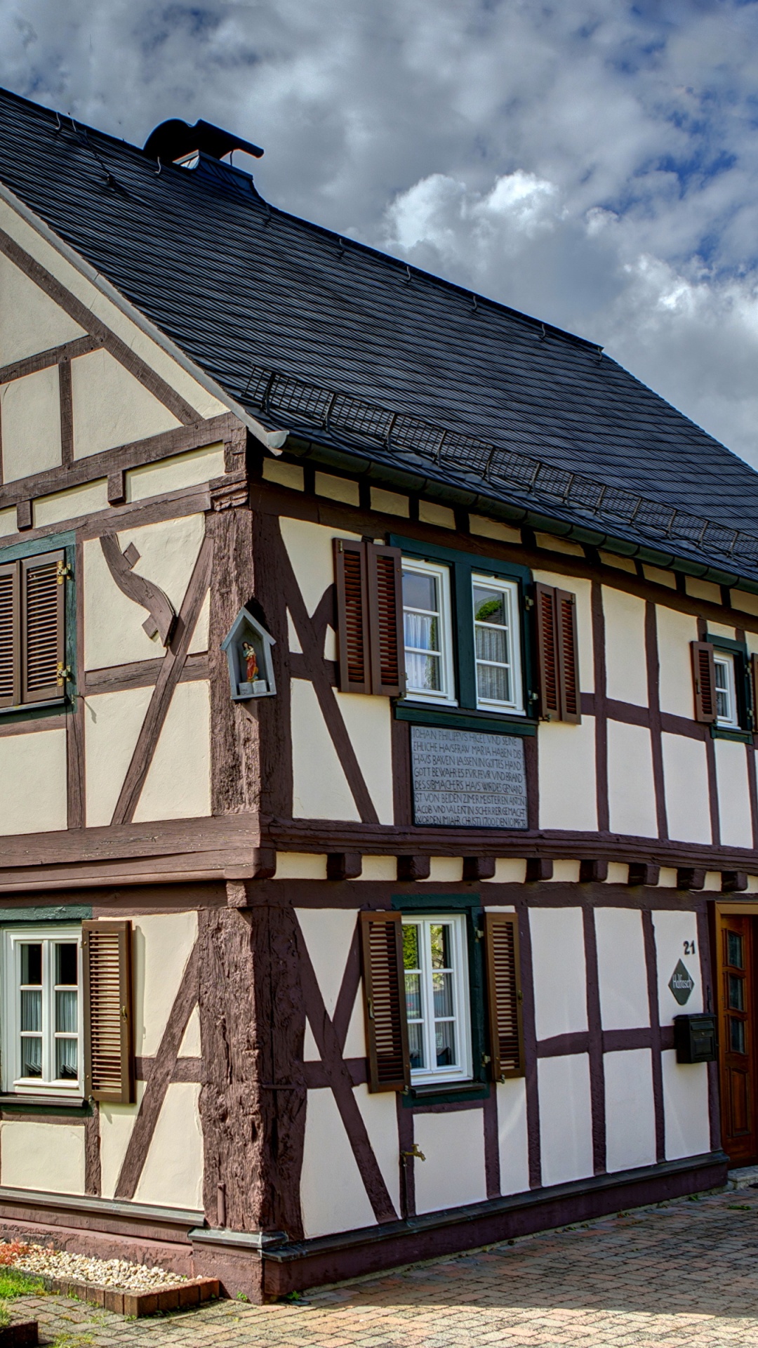 Bâtiment en Béton Marron et Blanc Sous Des Nuages Blancs Pendant la Journée. Wallpaper in 1080x1920 Resolution
