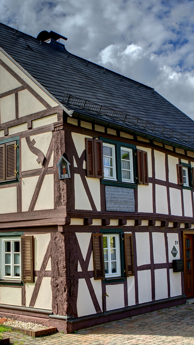 Edificio de Hormigón Marrón y Blanco Bajo Nubes Blancas Durante el Día. Wallpaper in 750x1334 Resolution