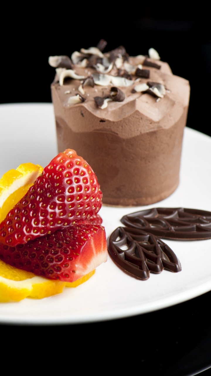 Rebanadas de Tarta Con Fresa Sobre Placa de Cerámica Blanca. Wallpaper in 720x1280 Resolution