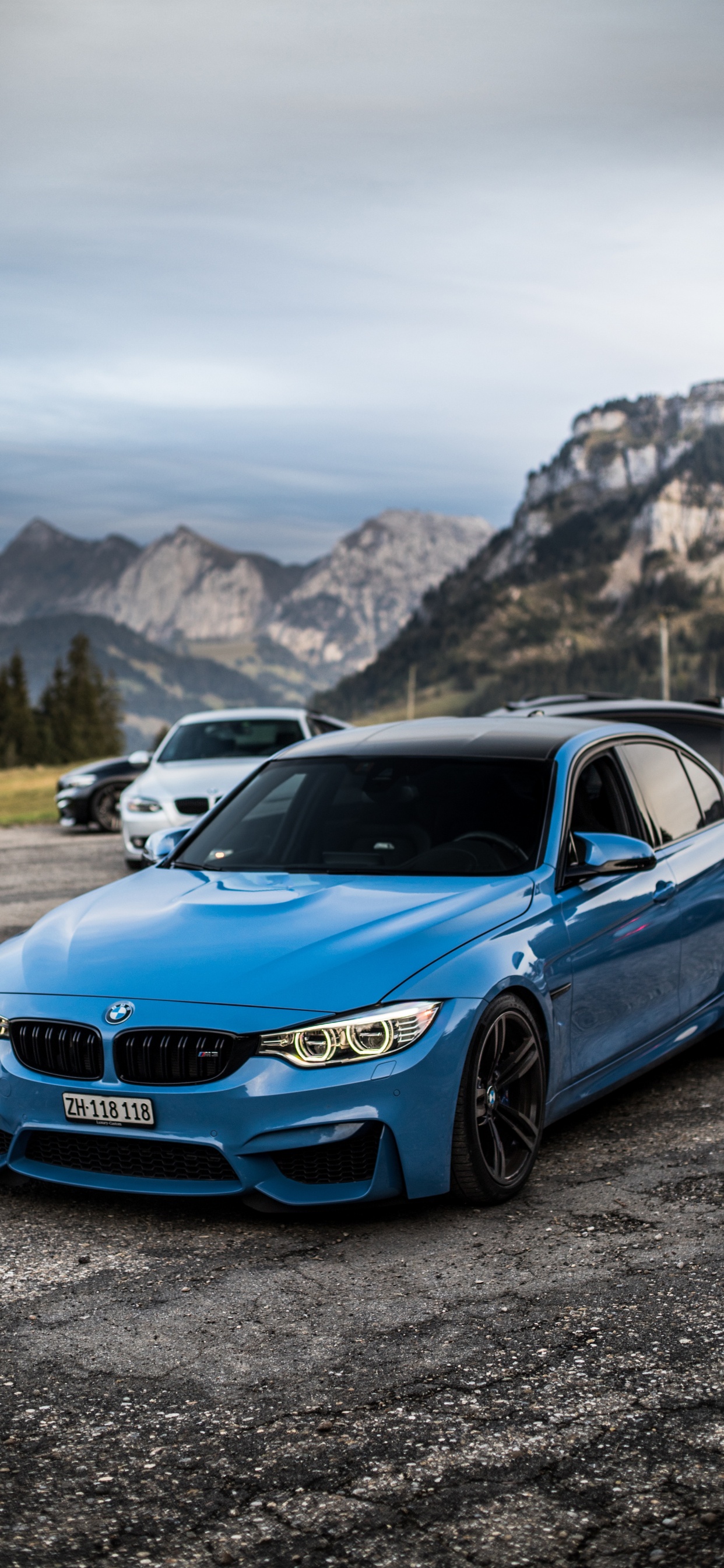 Bmw m 3 Bleu Sur Route Pendant la Journée. Wallpaper in 1242x2688 Resolution